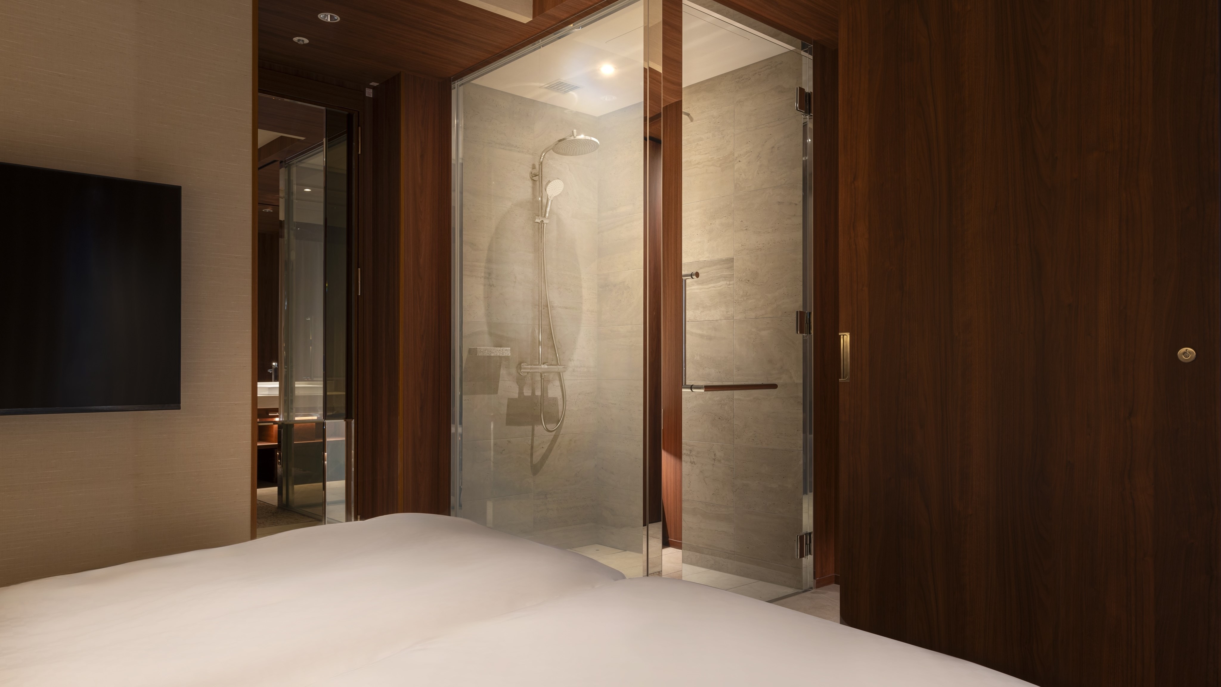 디럭스 킹, 디럭스 트윈 (샤워 부스의 유리는 불투명하게 전환됩니다)