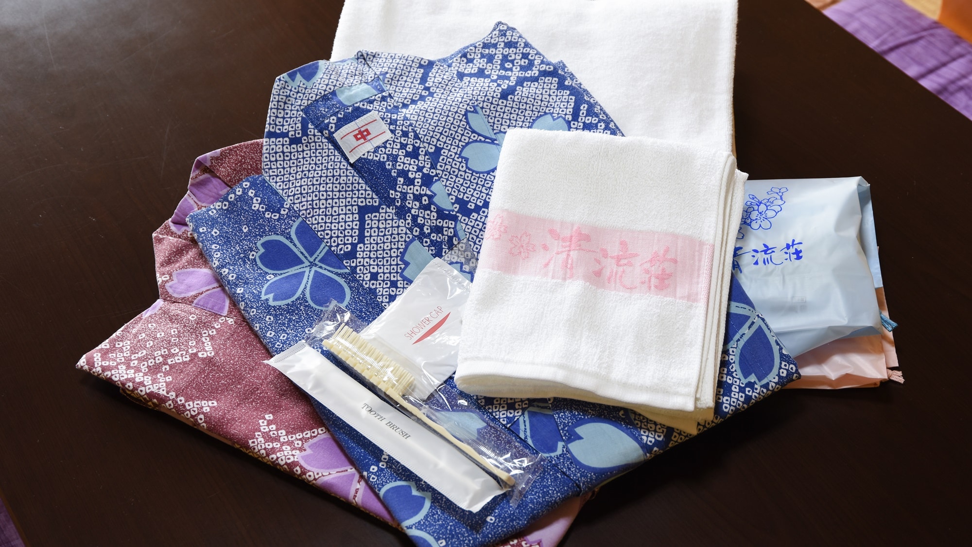 *[Tiện nghi] Yukata, khăn tắm, lược chải đầu, bàn chải đánh răng, dao cạo râu và túi đựng đồ để mang vào bồn tắm đều được cung cấp.