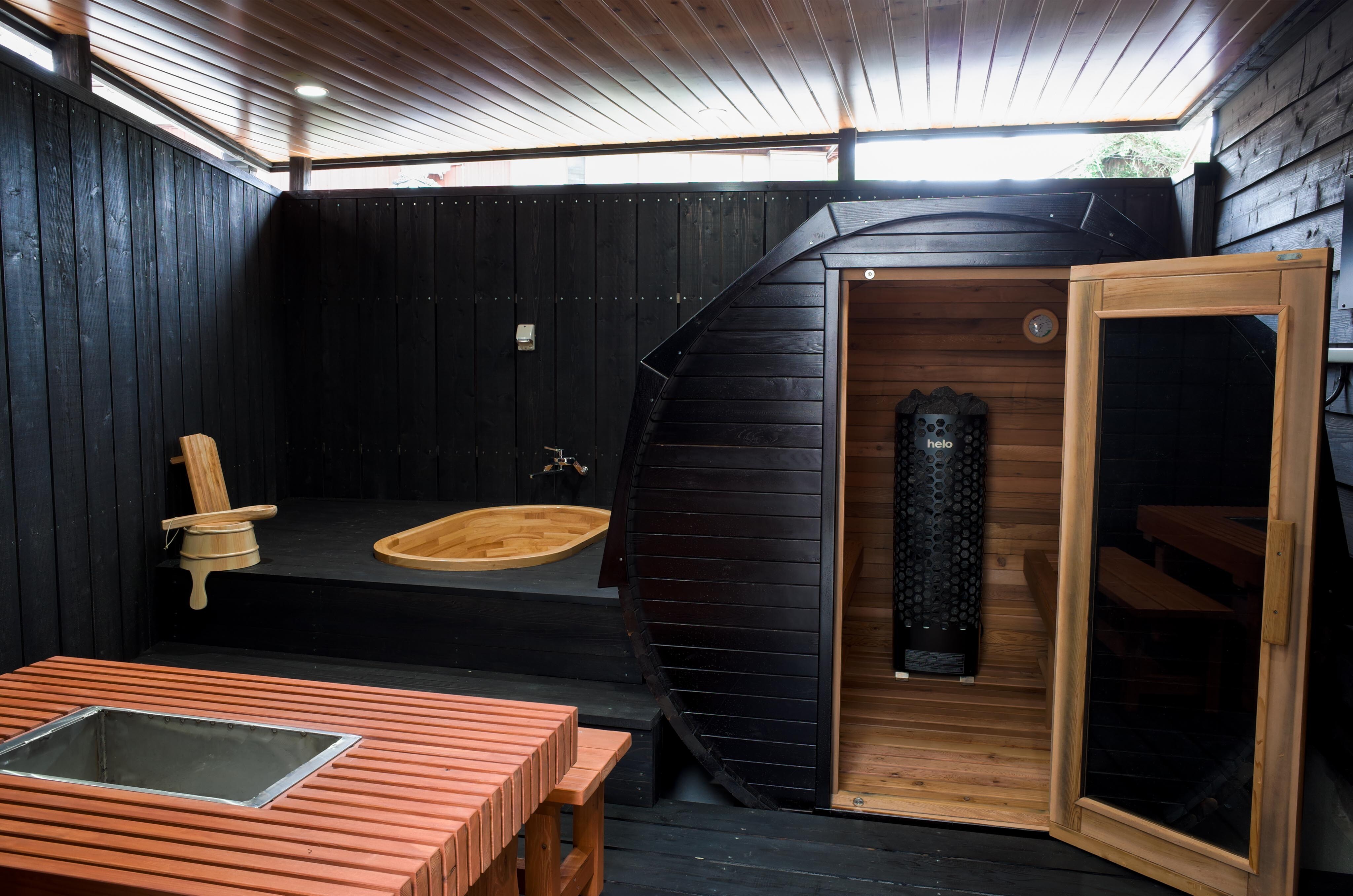 Bên cạnh phòng nghỉ là phòng spa có phòng xông hơi khô và bồn tắm nước nóng, lạnh dành riêng cho khách.