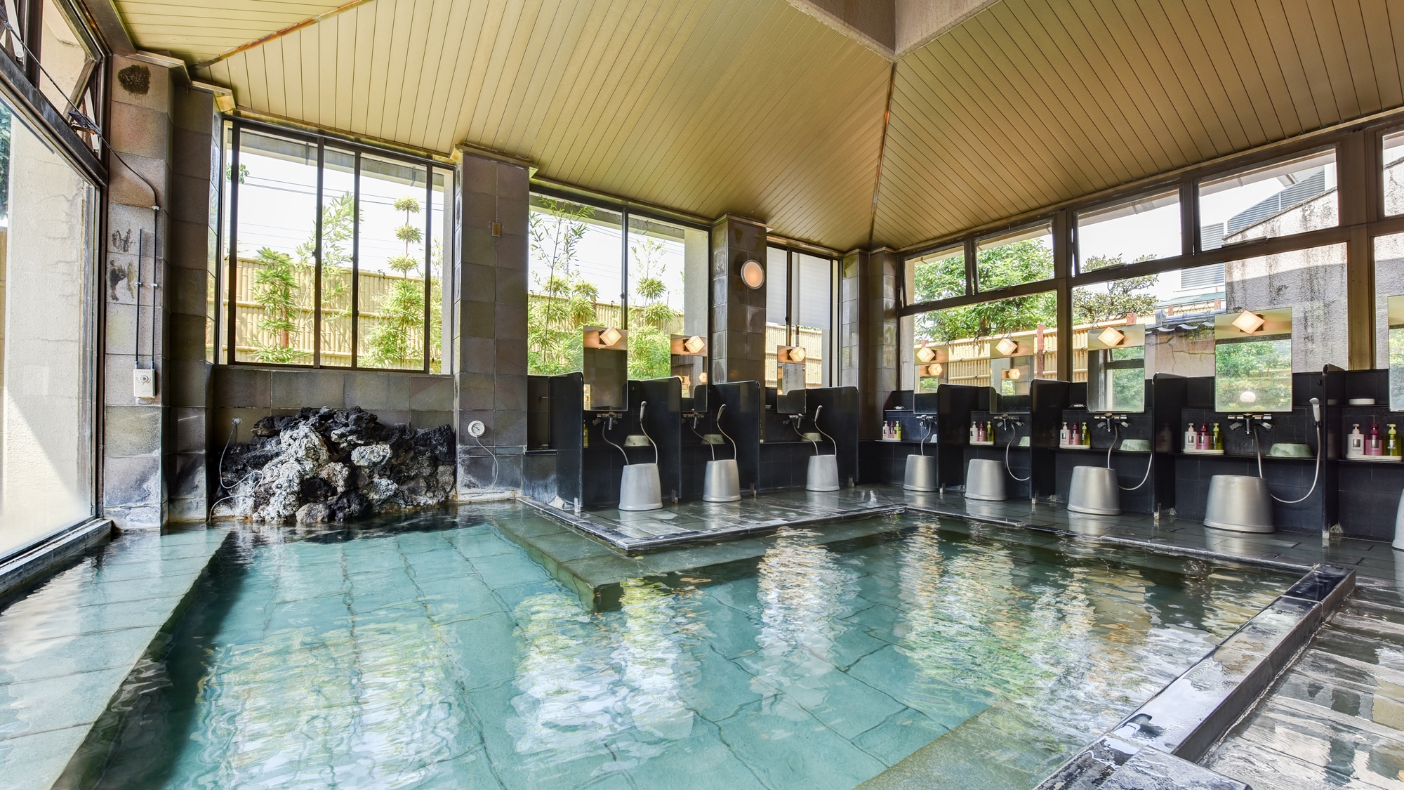 *[Large public bath] Relax in 100% fresh water straight from the source.