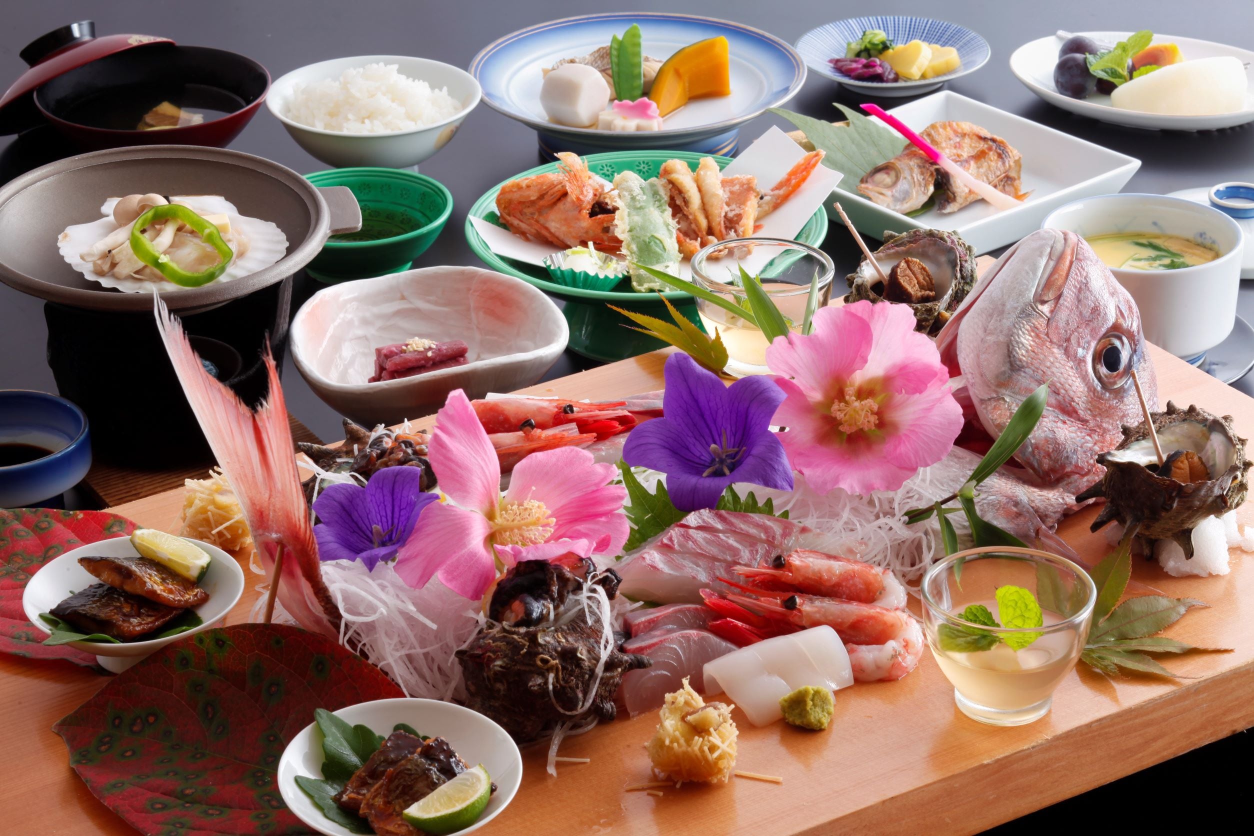 [Hải sản Kaiseki] Bức ảnh cho thấy đồ ăn được phục vụ trên thớt, nhưng sẽ được chế biến trên đĩa riêng.