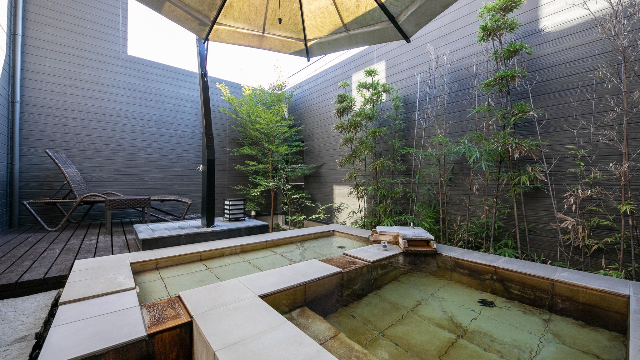 Standard guest room/Maisonette type open-air bath and reclining bath example