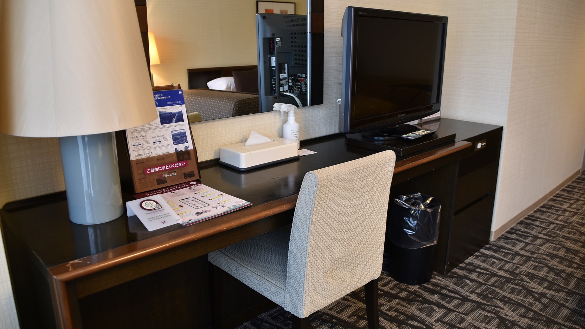 ☆ Deluxe Twin (38.88 sqm / capacity 4 people) ｜ Equipped with a convenient desk and stand for business and remote work