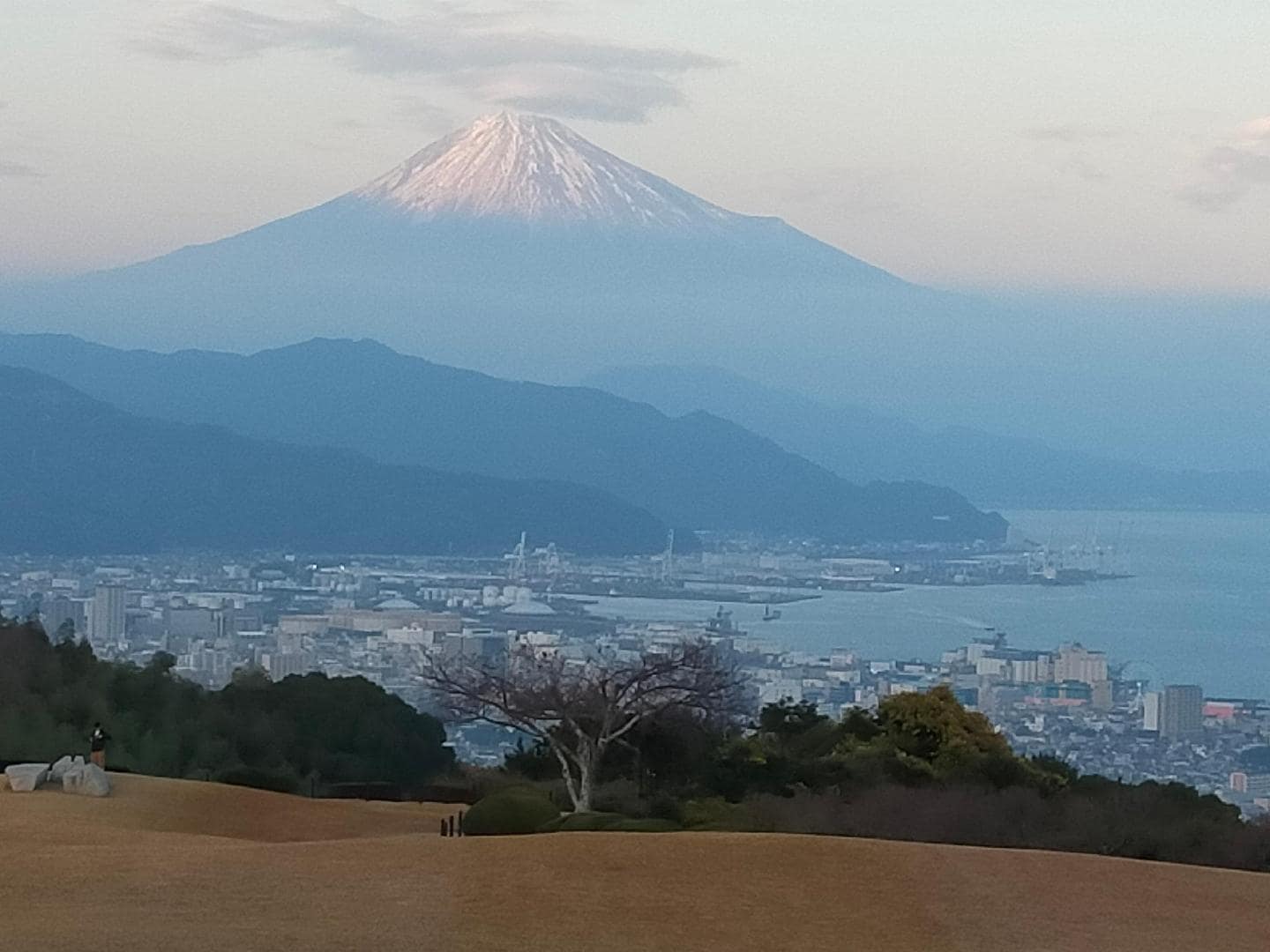 25.12.2日本平ホテルより富士山駿河湾.jpg