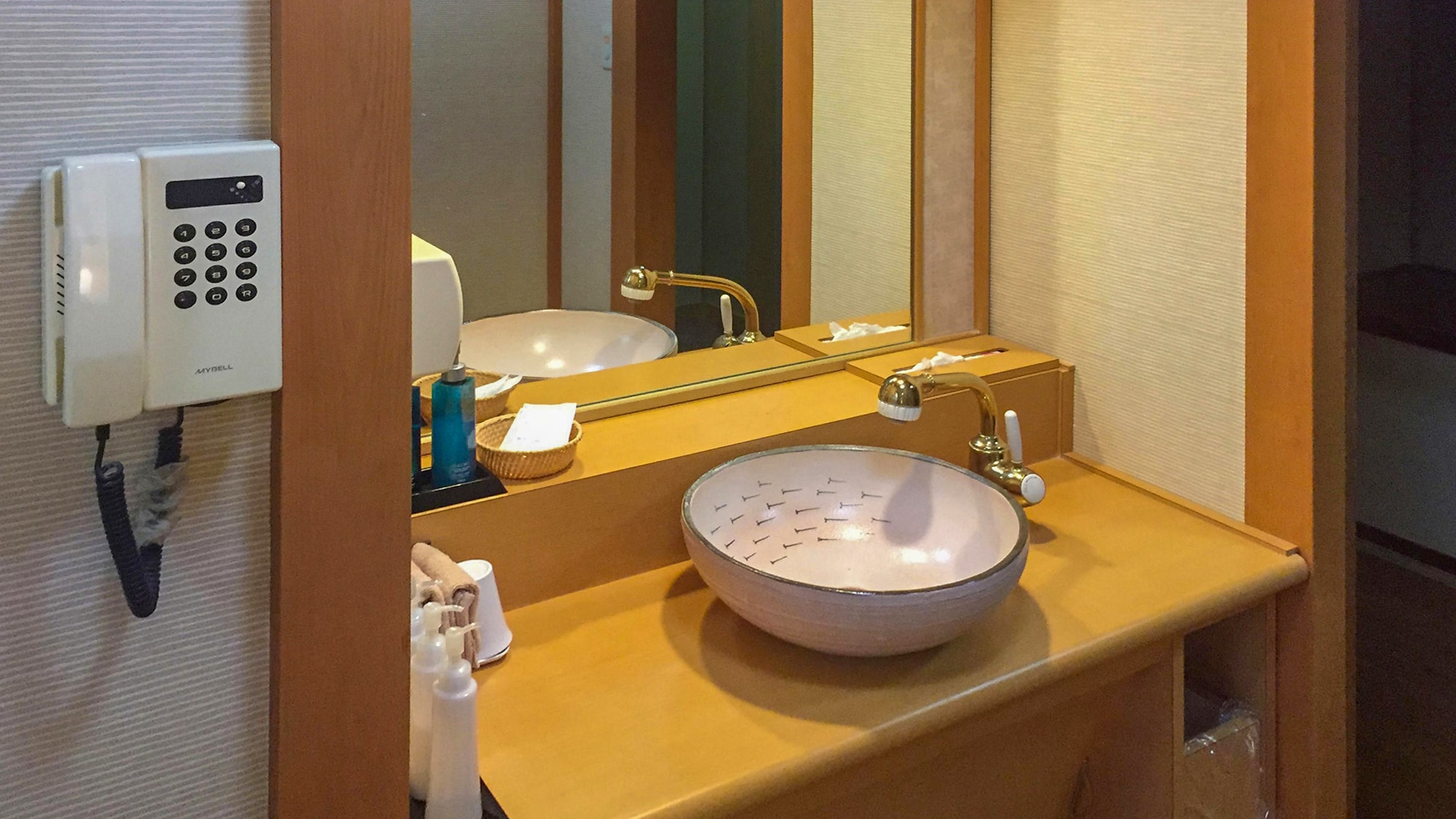 A Japanese-style room with an open-air bath with a spectacular view｜Each guest room is fully equipped with toiletries and cosmetics for men and women