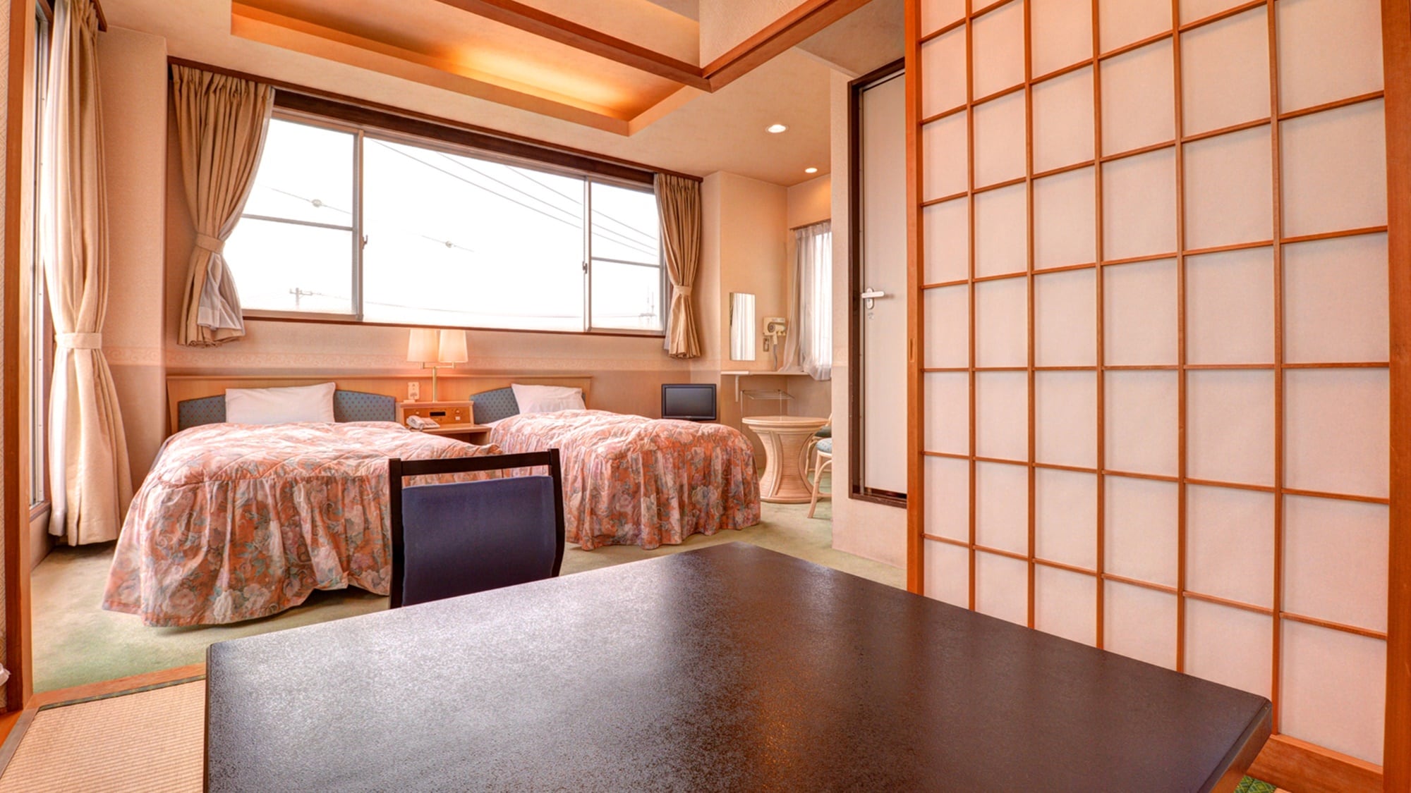 *Japanese-Western room (example of guest room)/A room where you can enjoy the best of both Japanese and Western styles. Enjoy a relaxing time in a tatami room.