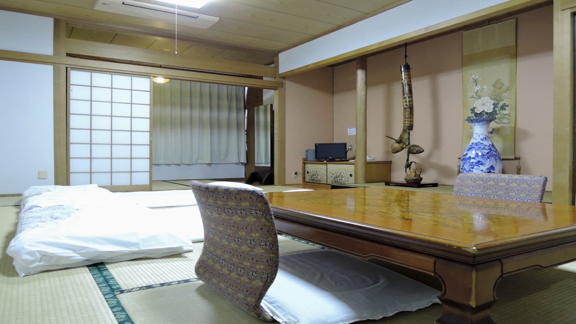 [Room] Japanese-style room (Shochikubai) / A relaxing tatami room. Please relax and unwind.