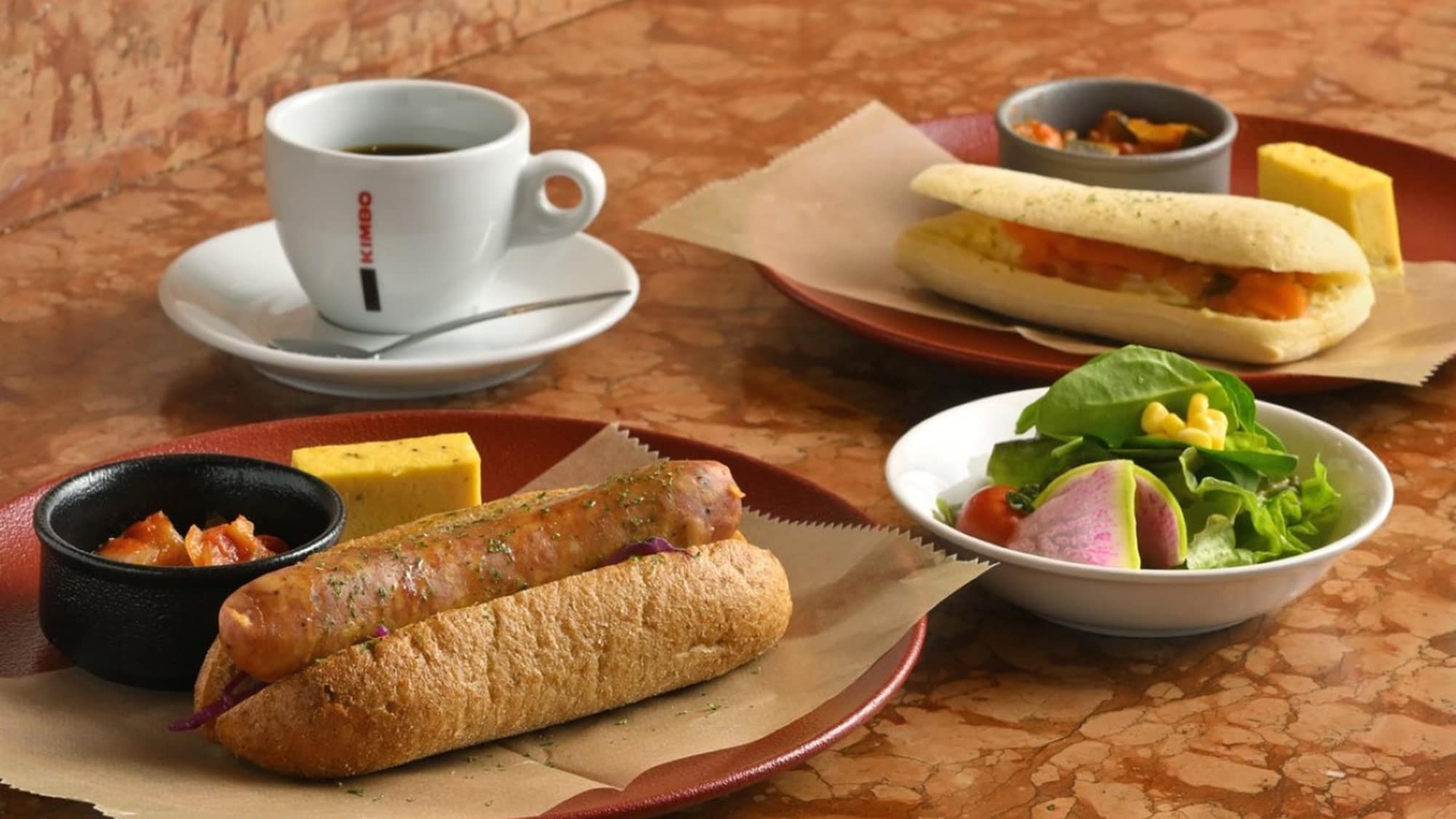 [อาหารเช้า Eatwell] อาหารจานหลักให้เลือกได้แก่ "ฮอตดอกยีสต์คิริวตุ๋นรมควัน" และ "แซนวิชชิอาบัตต้า"