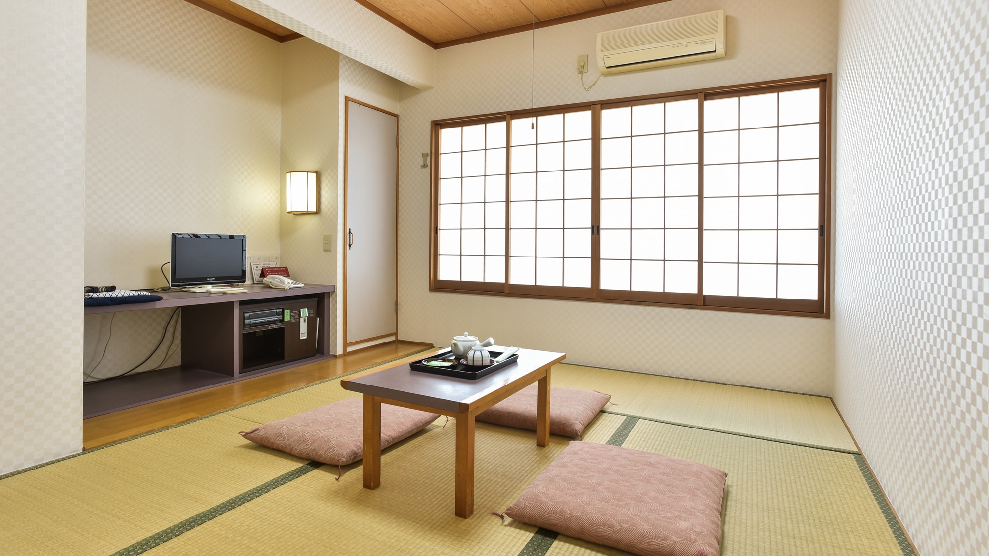 * [Room (Japanese-style room 6 tatami mats)] Please stretch your legs tired from business and sightseeing and relax.