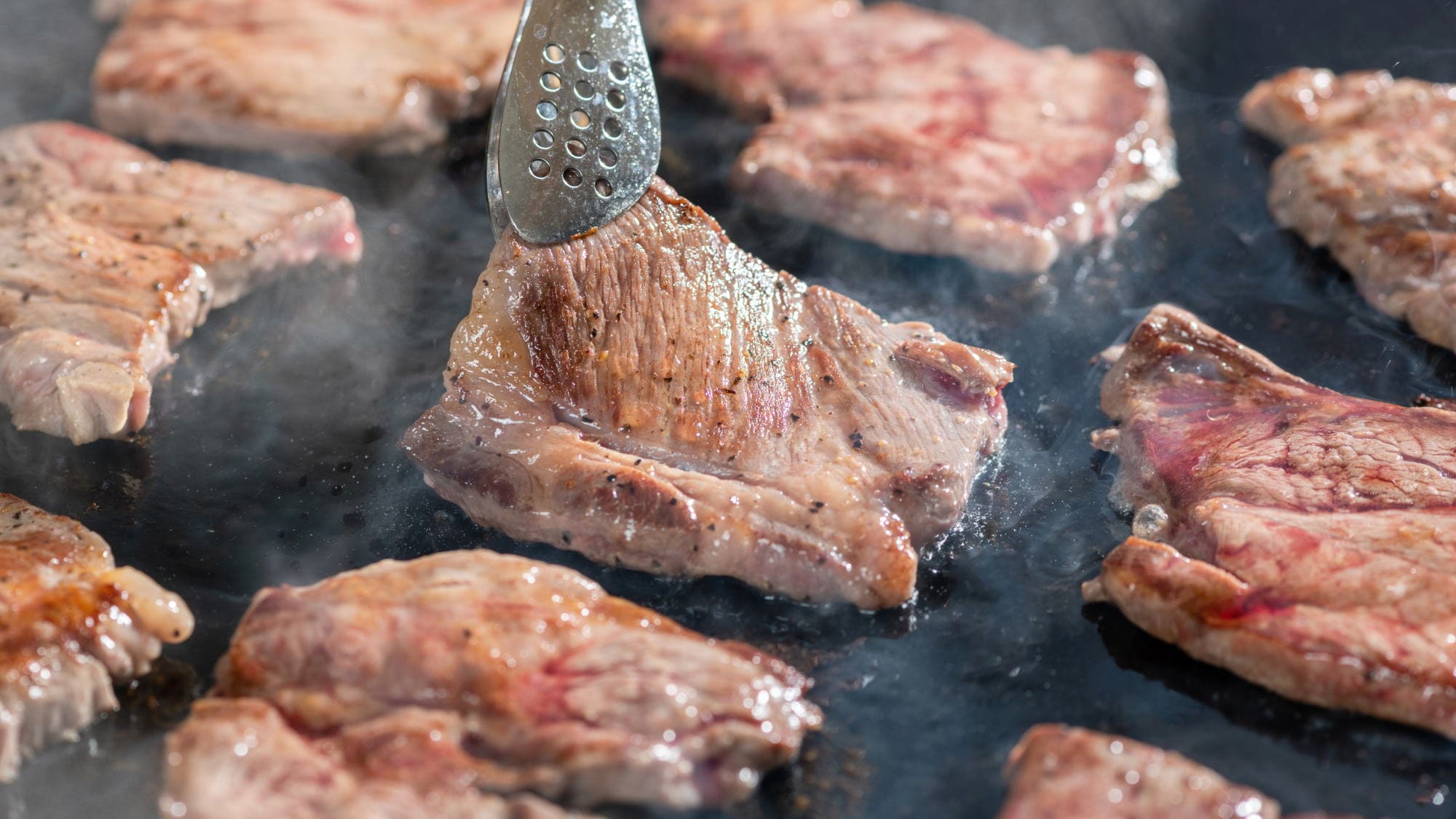 [Dinner: All year round] Enjoy piping hot freshly grilled beef steak at the live kitchen♪