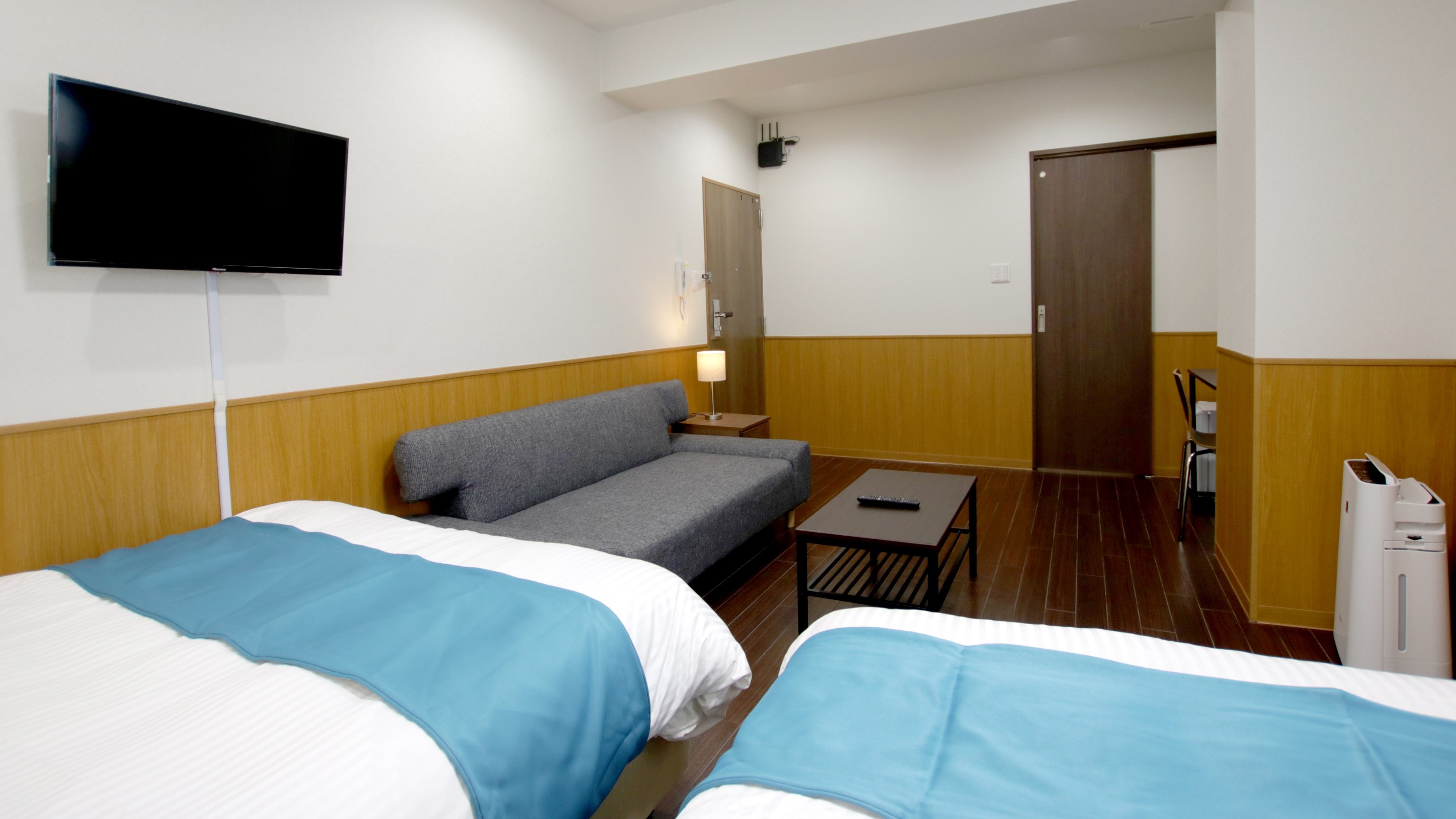Twin room: 2 double beds (140×210) + sofa