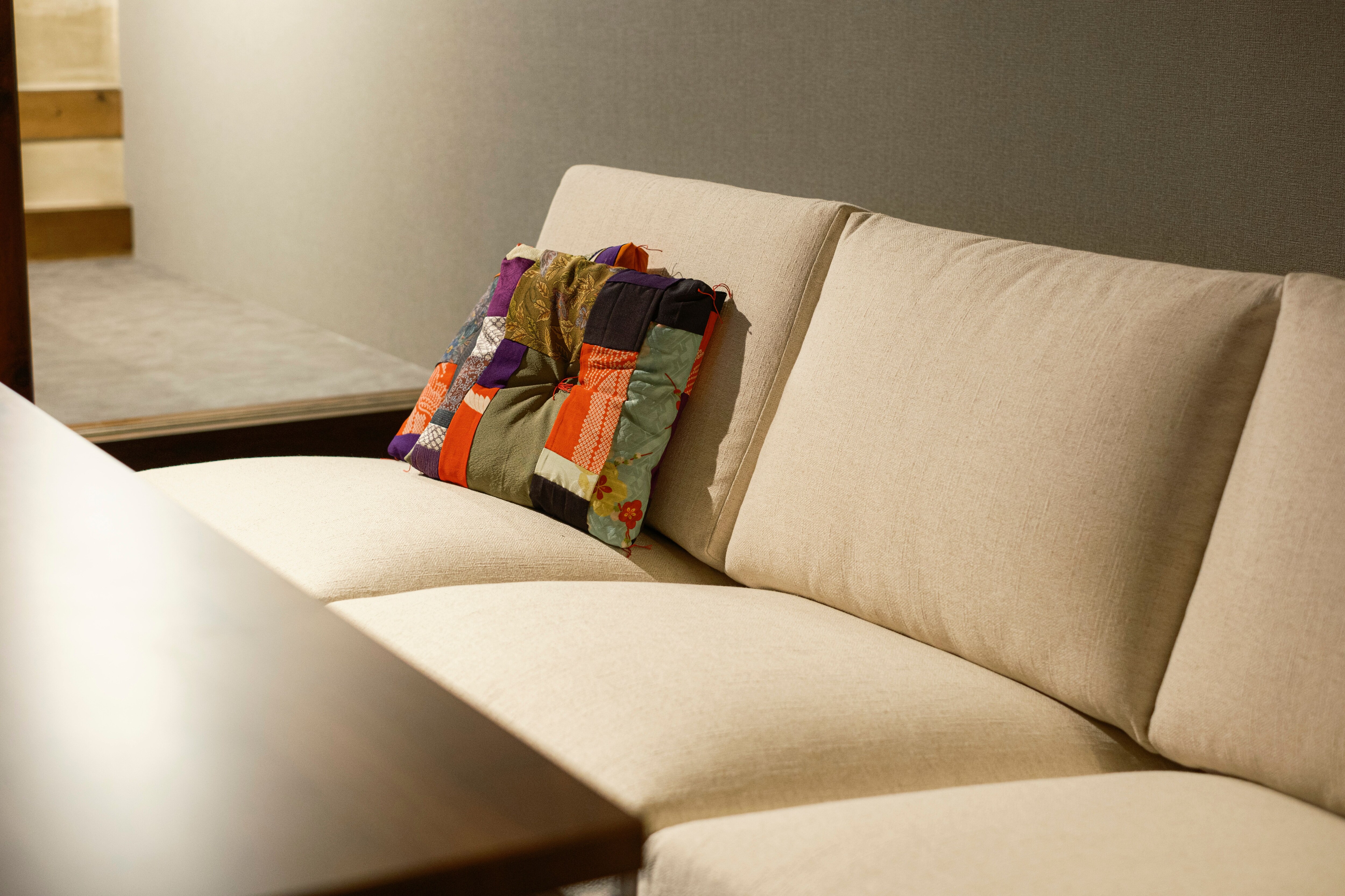 Suite dengan Hanui | Kamar maisonette bertema "Hasui" (jahitan tepi), salah satu kostum Bon Odori.