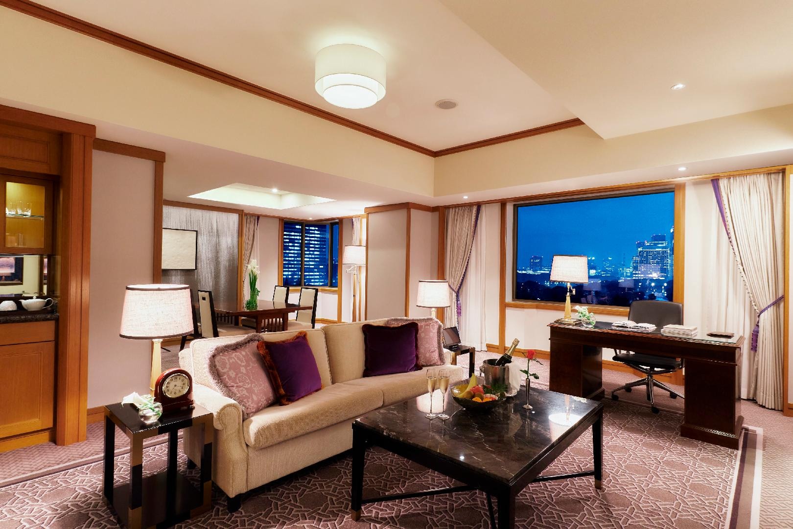 [Main Building Regular Floor] Park View Corner Suite Living_Night_1001