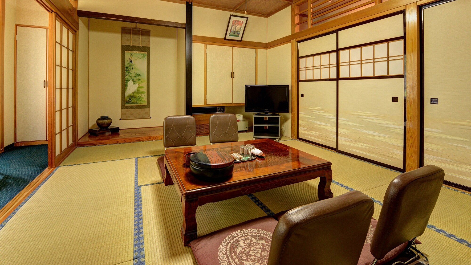 *[Example of a guest room (Japanese-style room with 10 tatami mats)] A tatami room that gives off a nostalgic feeling.