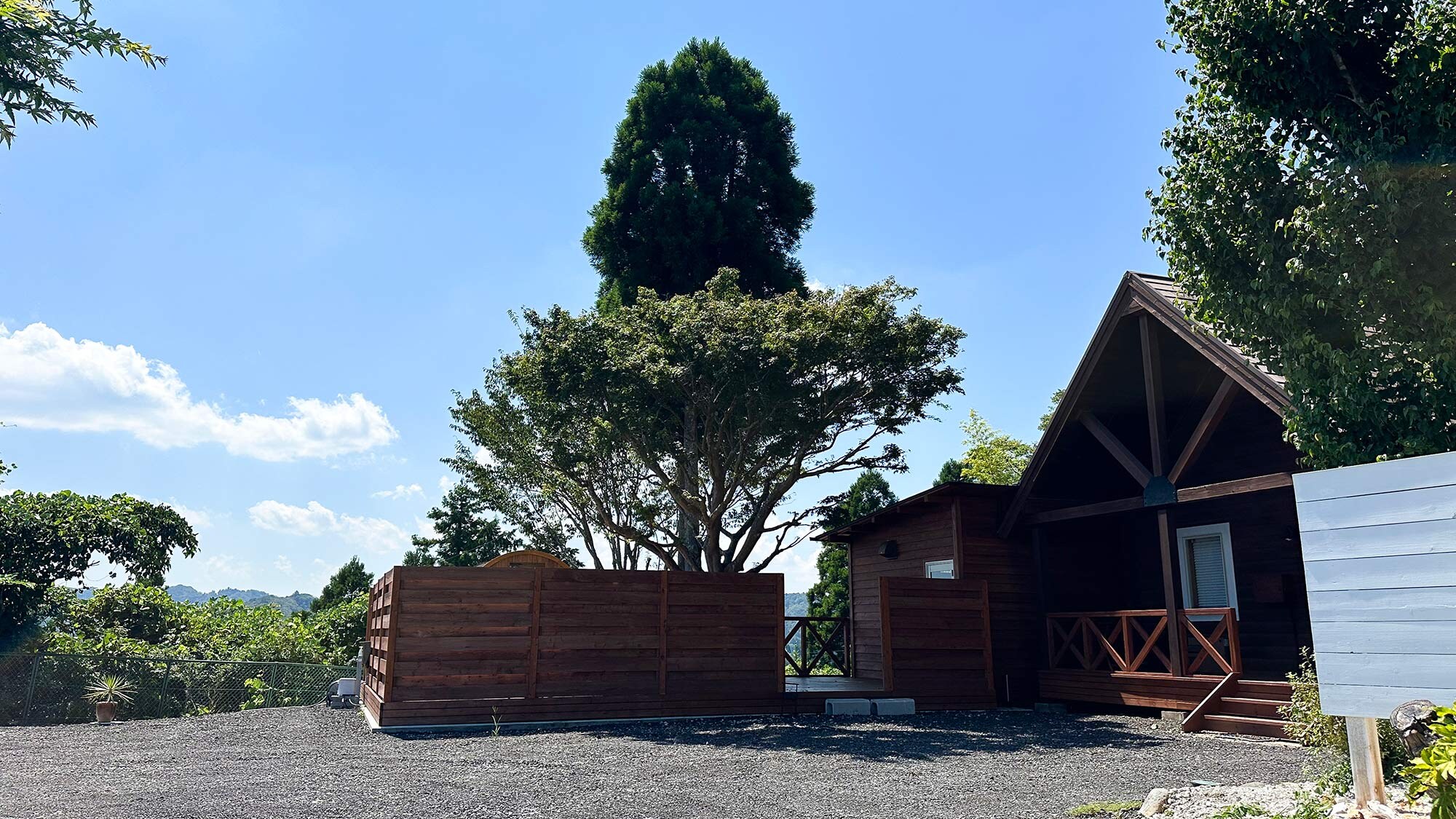 ・[Exterior] The 2-story 2LDK cottage can accommodate up to 8 people, so it is perfect for families and friends.