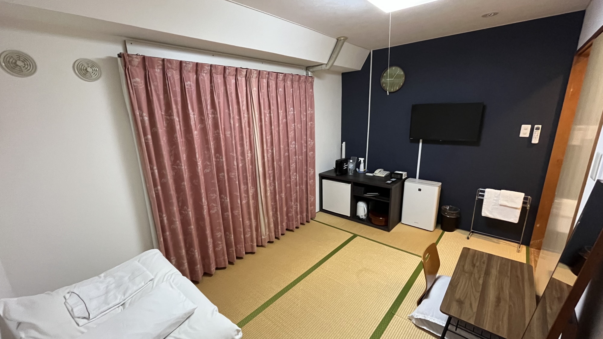 [6 tatami mat Japanese-style room] A 6 tatami mat Japanese-style room ideal for families or group trips.