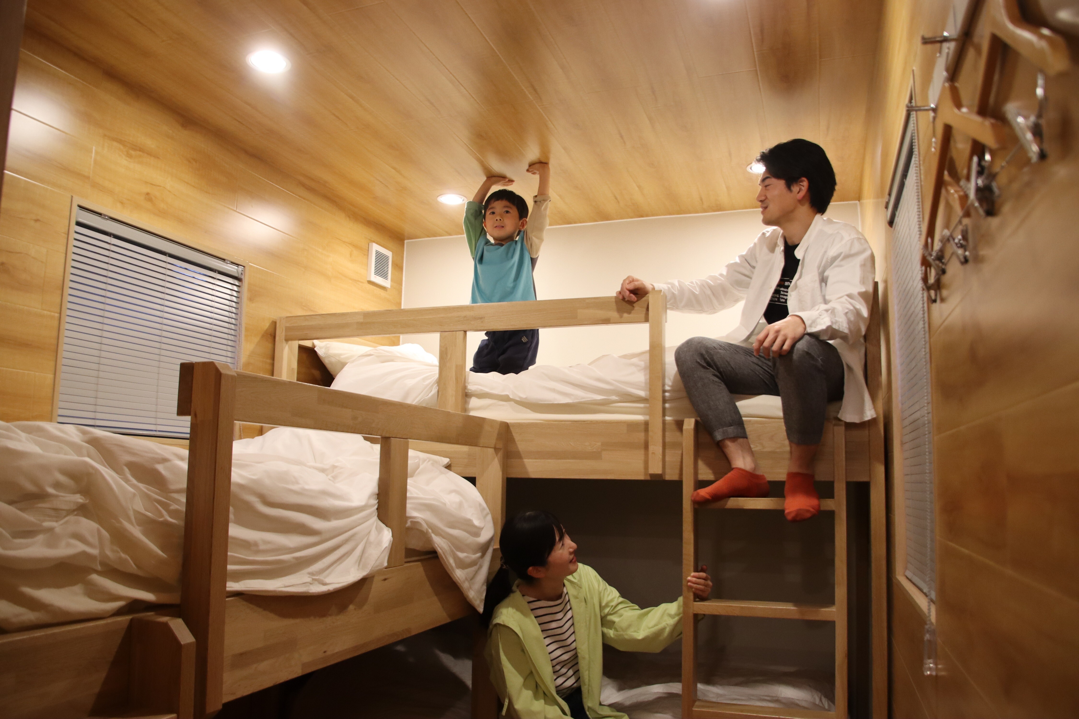 세련된 글램핑 캐빈 3층 침대