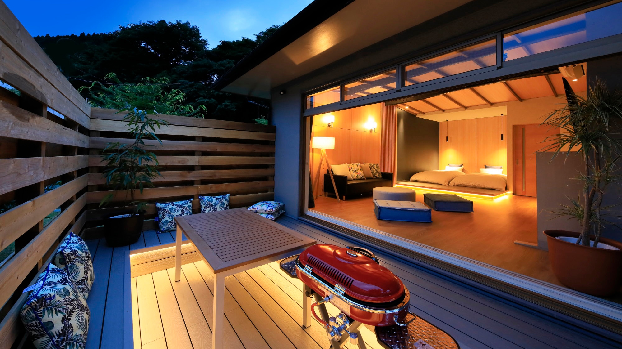 [Glamping Villa] Lampu di malam hari menciptakan suasana berbeda dibandingkan siang hari.
