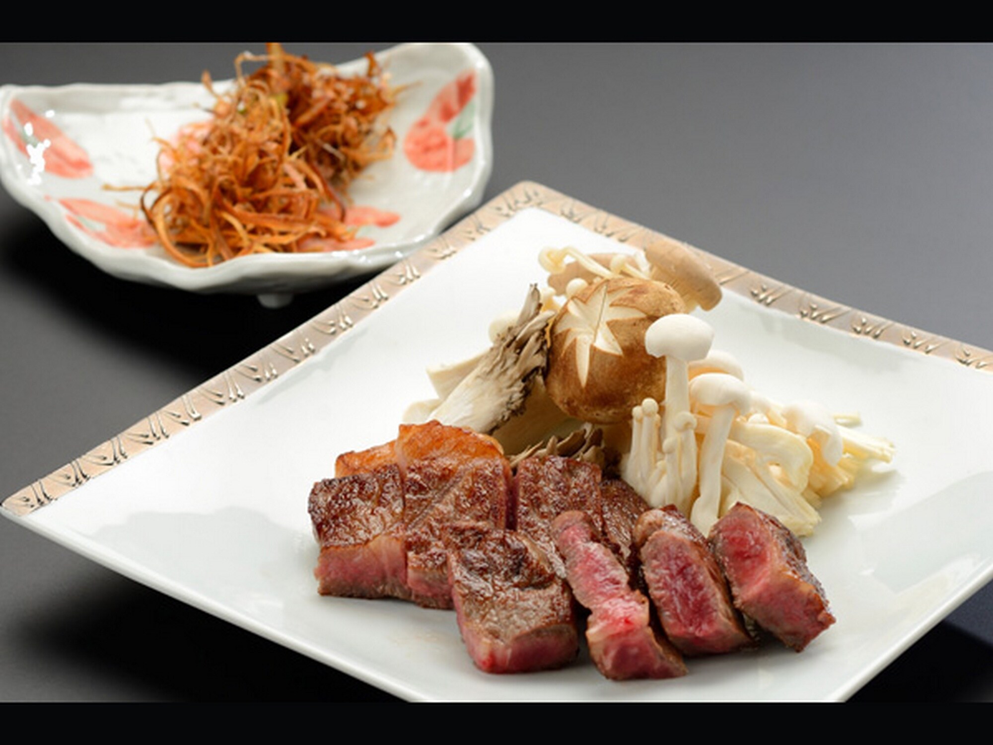 [Panci panas miso daging bergemuruh]