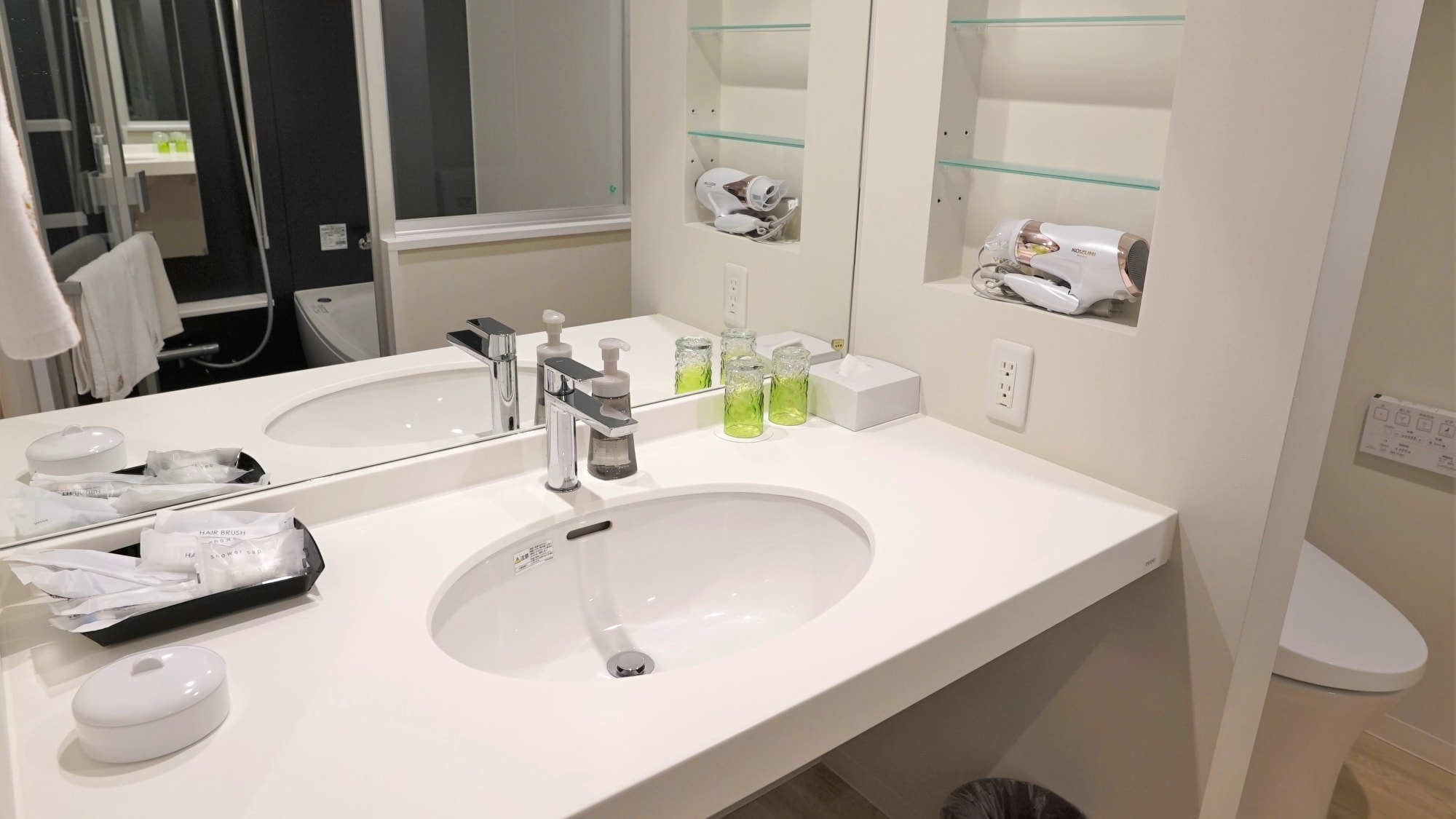 [Powder room] A powder room with a full-length mirror for easy use. A spacious space with a clean white base.