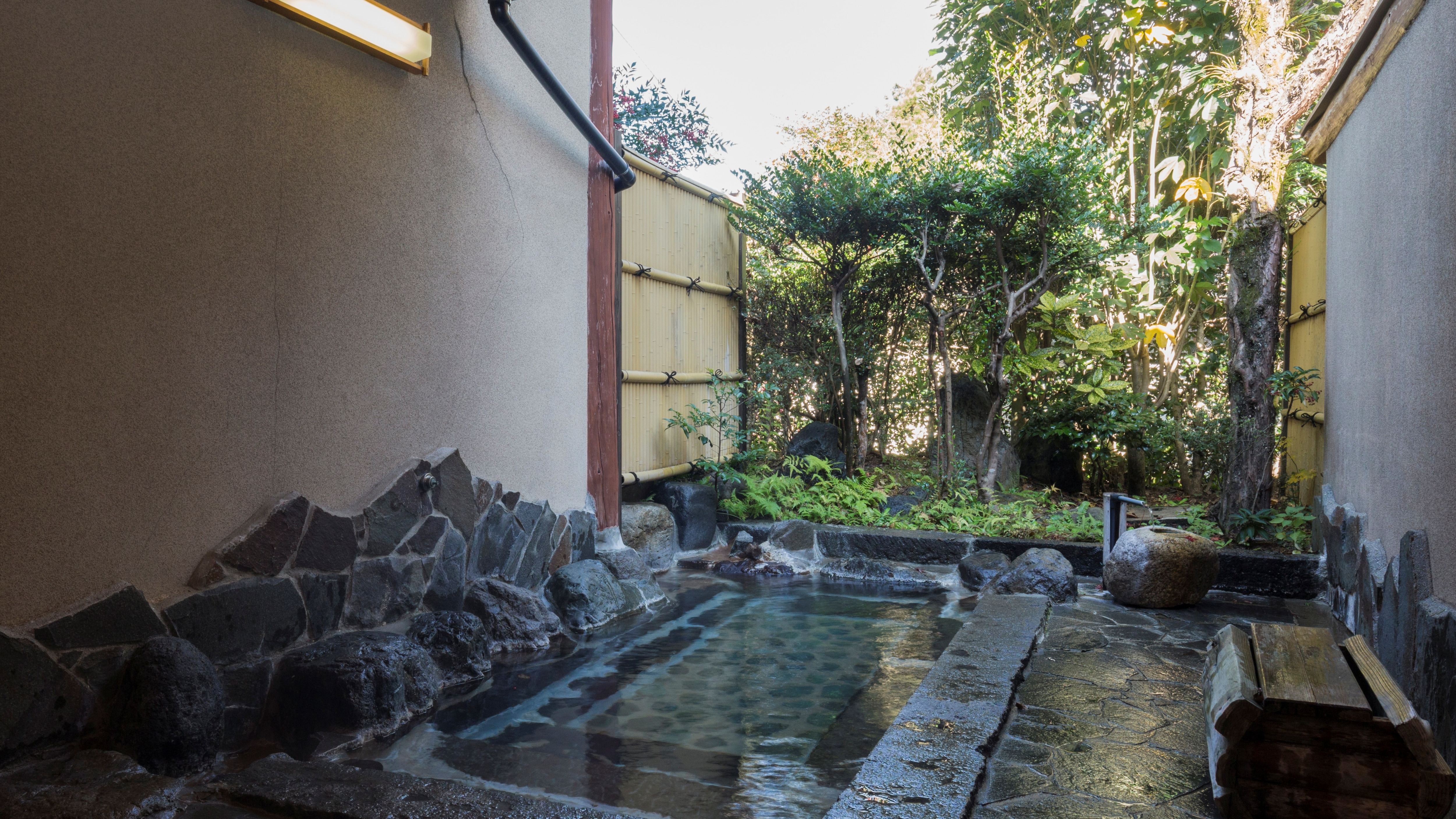 Japanese-style room (10 tatami mats + 8 tatami mats) Separate open-air bath guest room