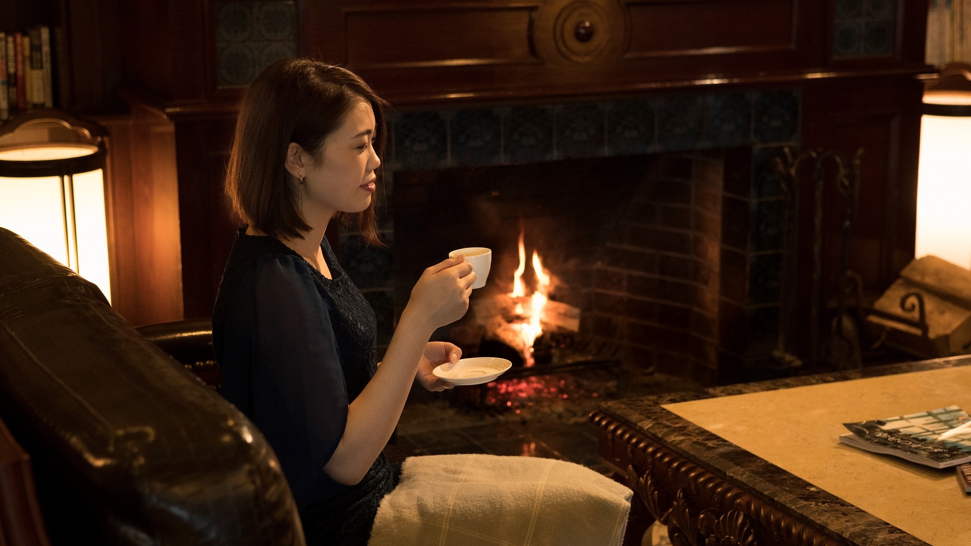 벽난로의 불에 닿으면서 해밀턴이 엄선한 커피로 브레이크 타임.