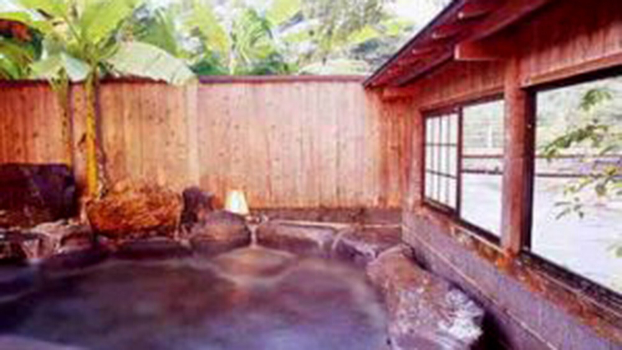 ・An open-air bath overlooking the Amagi Mountains and the Kawazu River, with a panoramic view of greenery and the river. The water flows directly from the source and is popular for its beauty benefits.