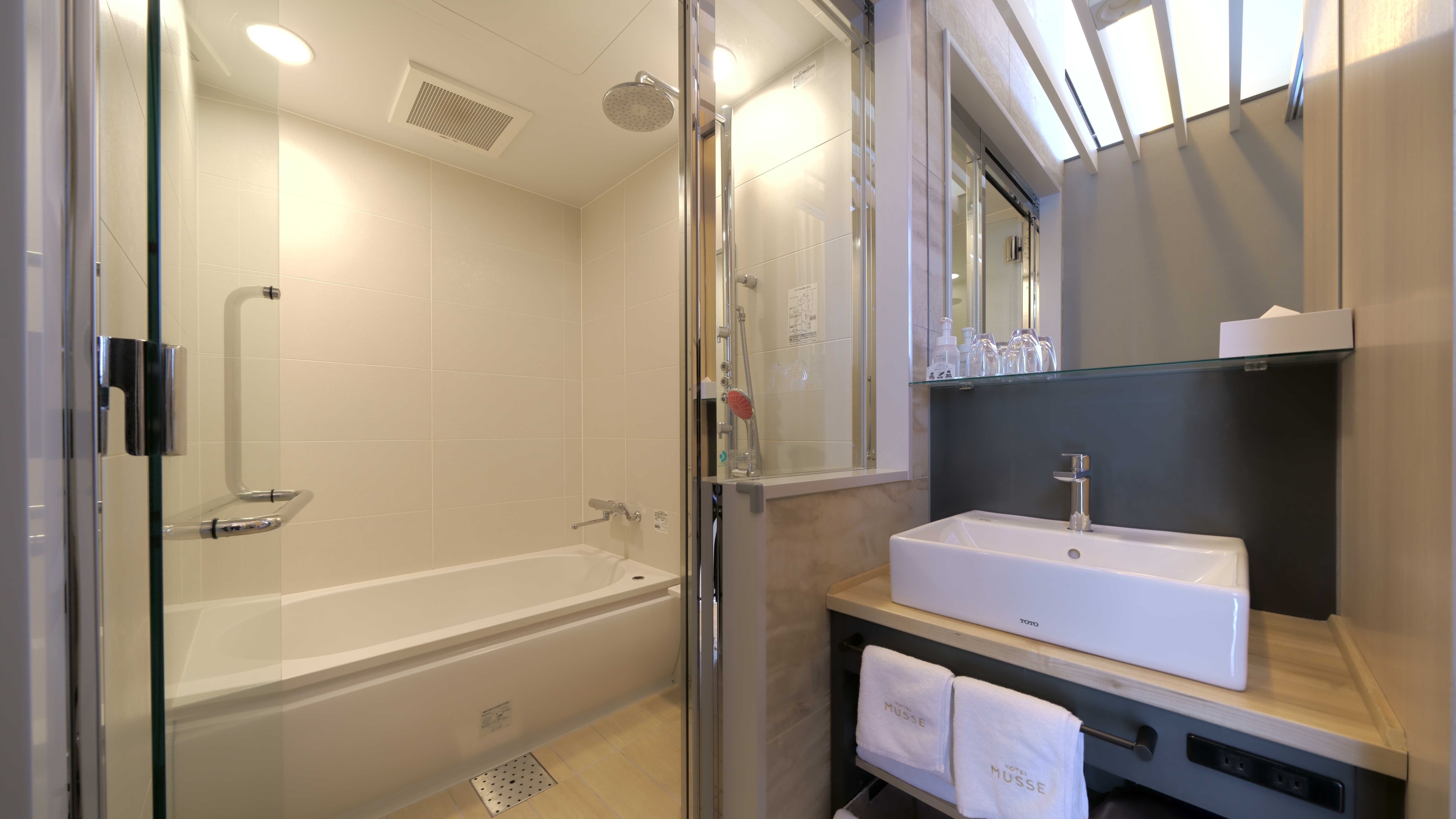Top floor bathroom (1416 size). Equipped with a bathtub, shower (overhead and body shower), and washing area.