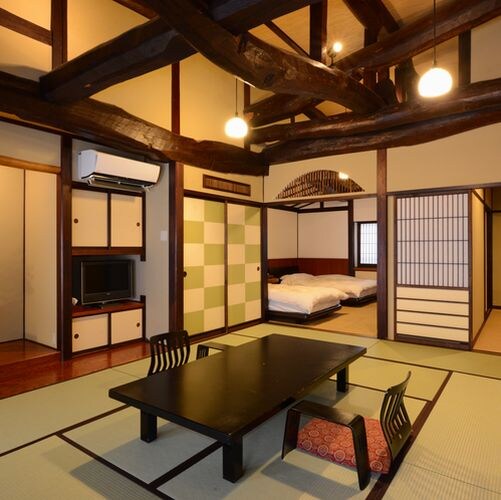 Old folk house style suite [Yamaboshi-an ◆ Fukujusou ◆ Japanese-style room 10 tatami mats + Western-style room 8 tatami mats] Twin bed and 100% source hot spring