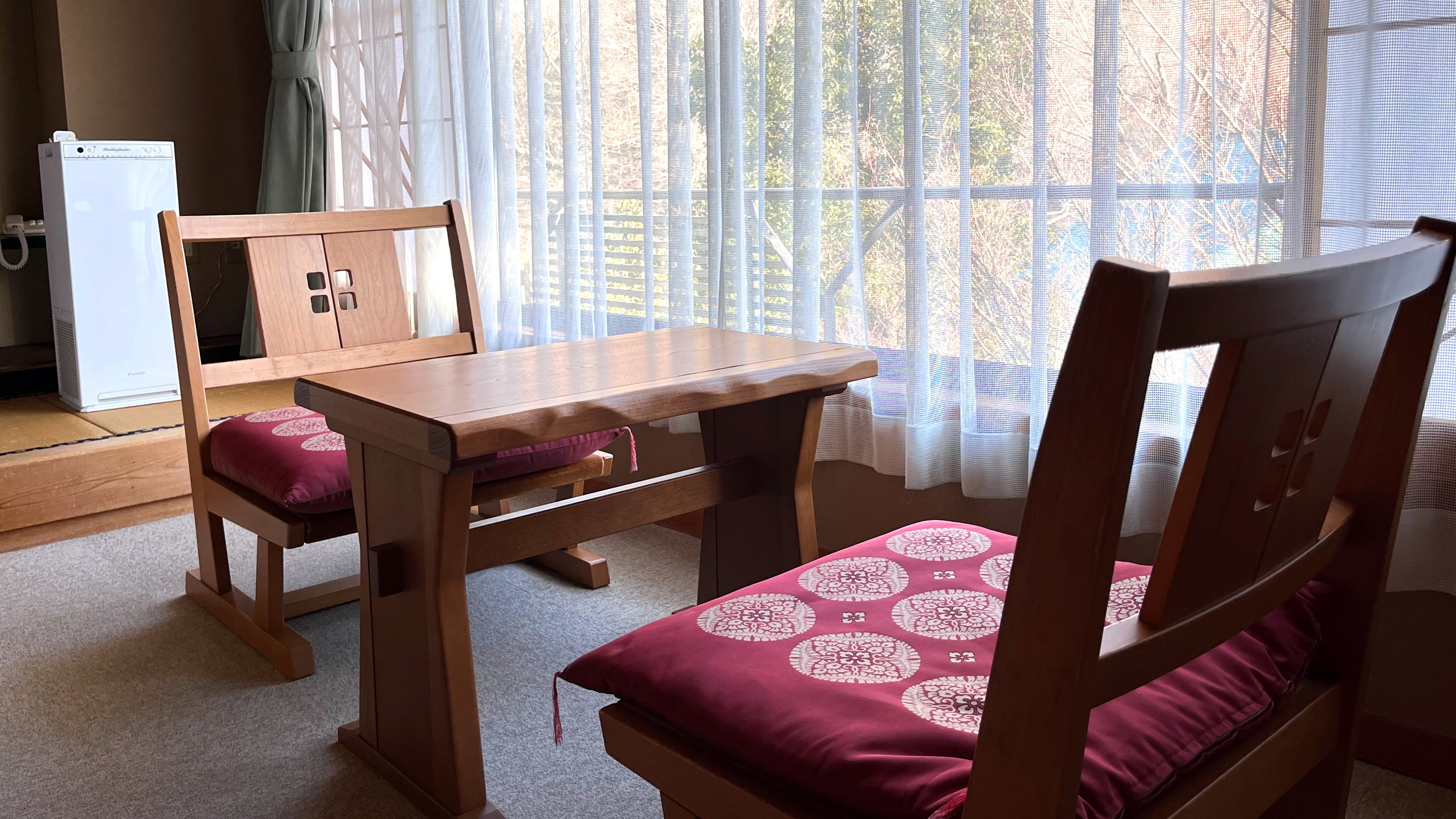 [Japanese-style room 10 tatami mats (2-4 people)] Wide rim where you can enjoy the scenery of each season