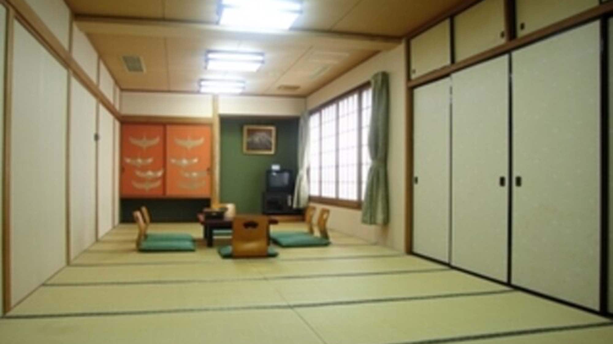 ・ [Example of room] A spacious Japanese-style room with 20 tatami mats. Wi-Fi connection possible