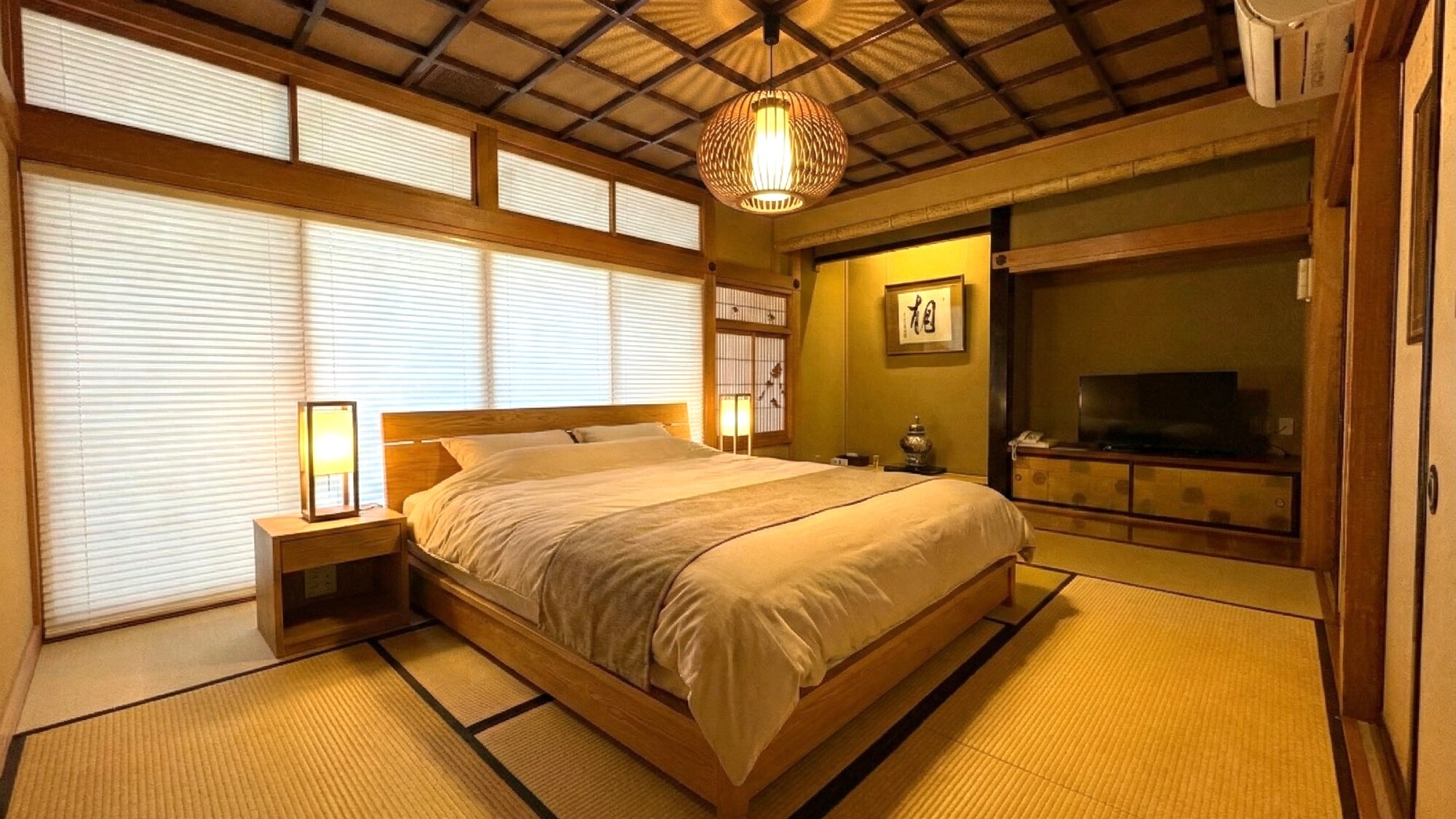 [Renovated Japanese-style room] 10 tatami mats + next room / King bed (Simmons)