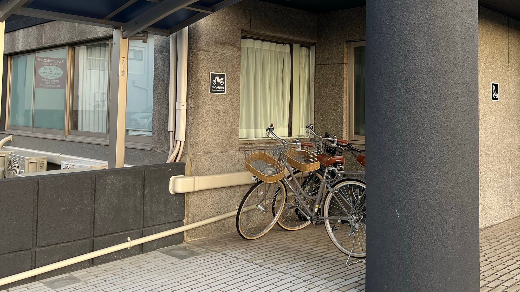 Tempat parkir sepeda