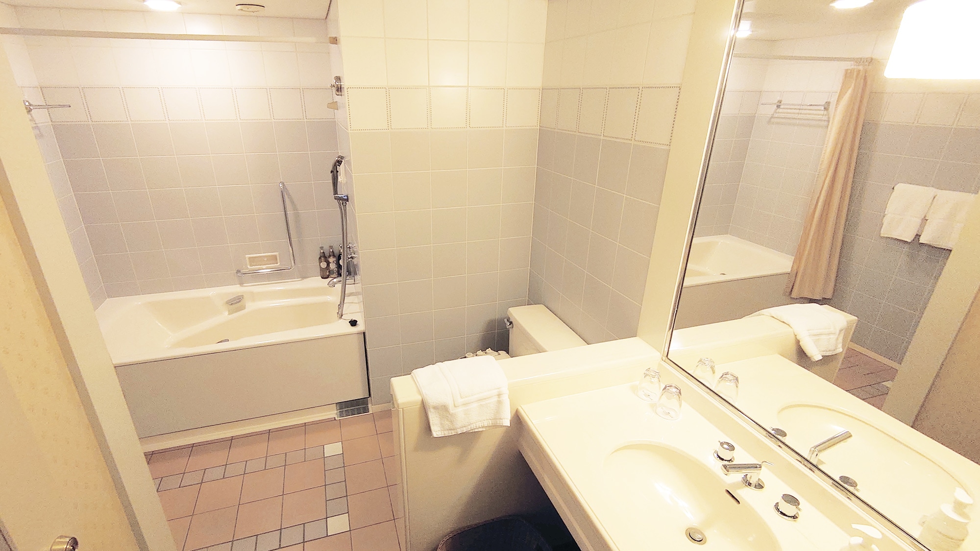 Deluxe Harbour View Room Bathroom