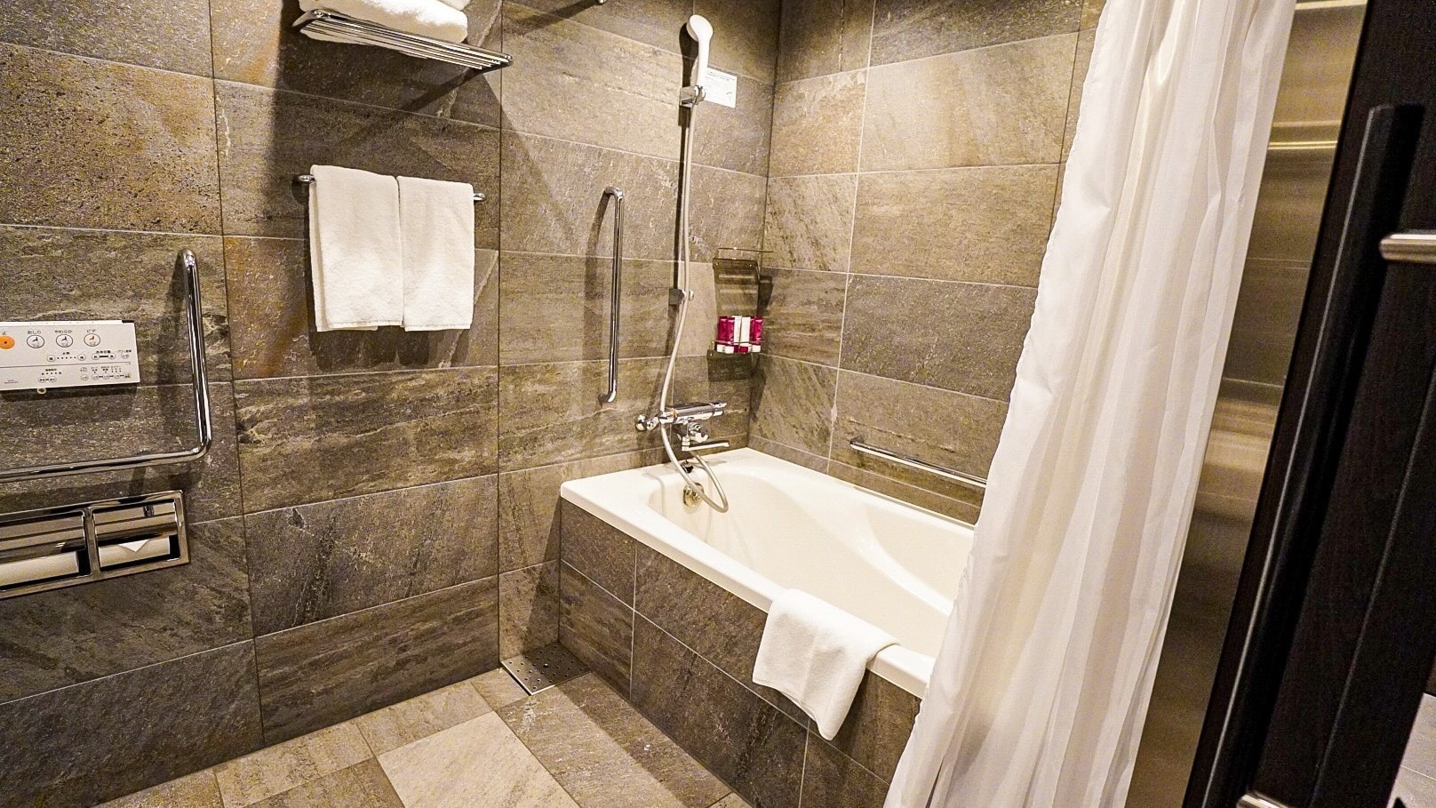 Barrier-free universal room