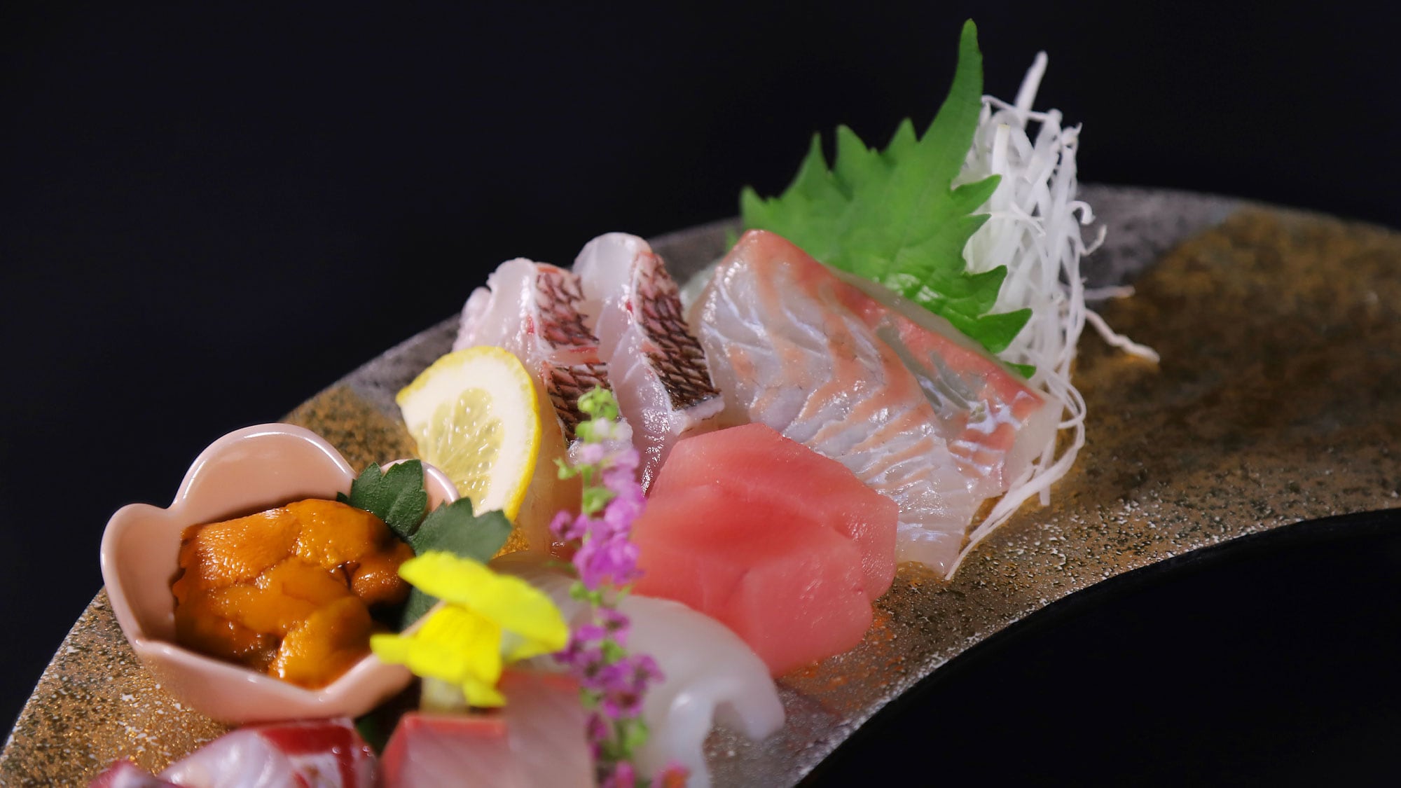 生鱼片拼盘示例 *食材可能因季节而异。
