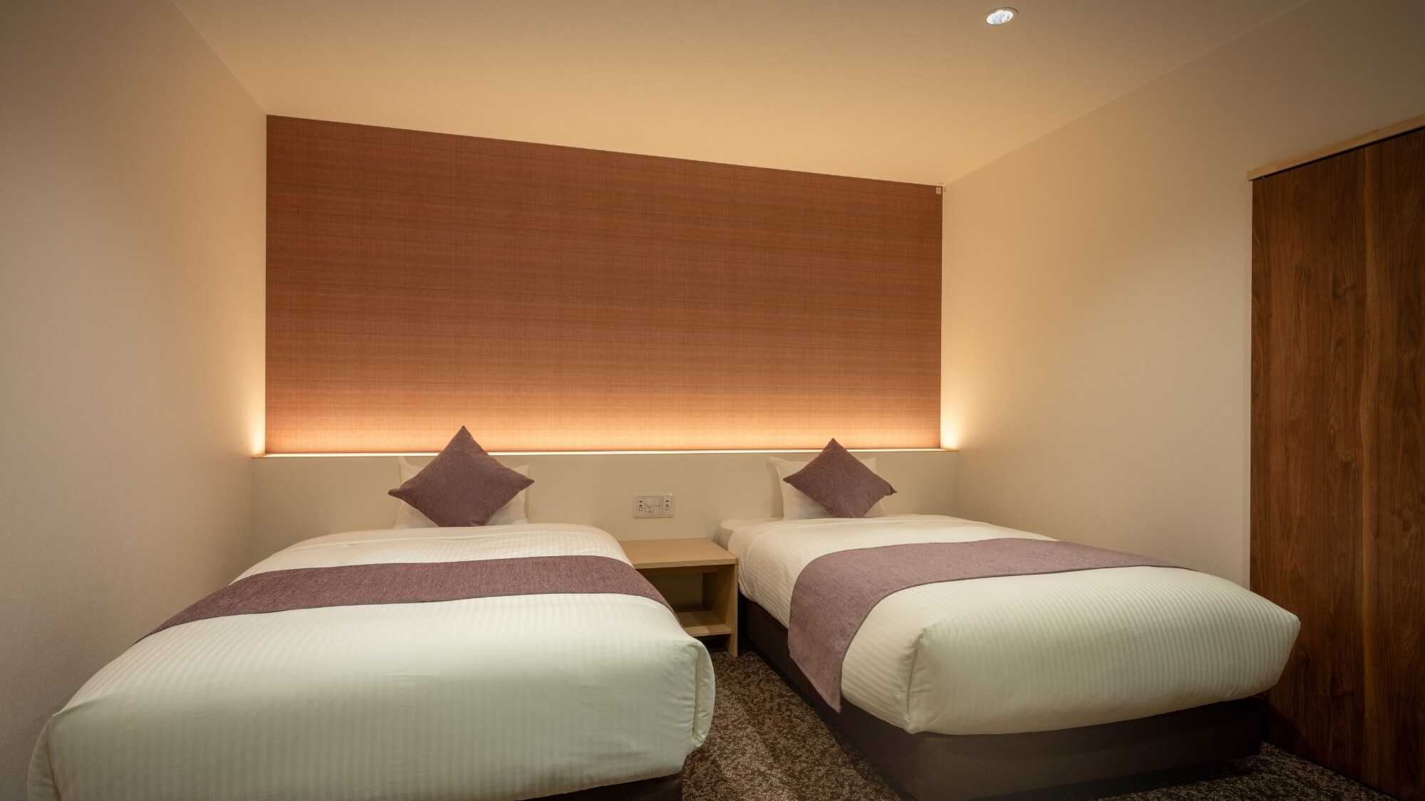 The azuki bean color creates a calming atmosphere. A full range of facilities and amenities ensure a comfortable stay (HAGI)