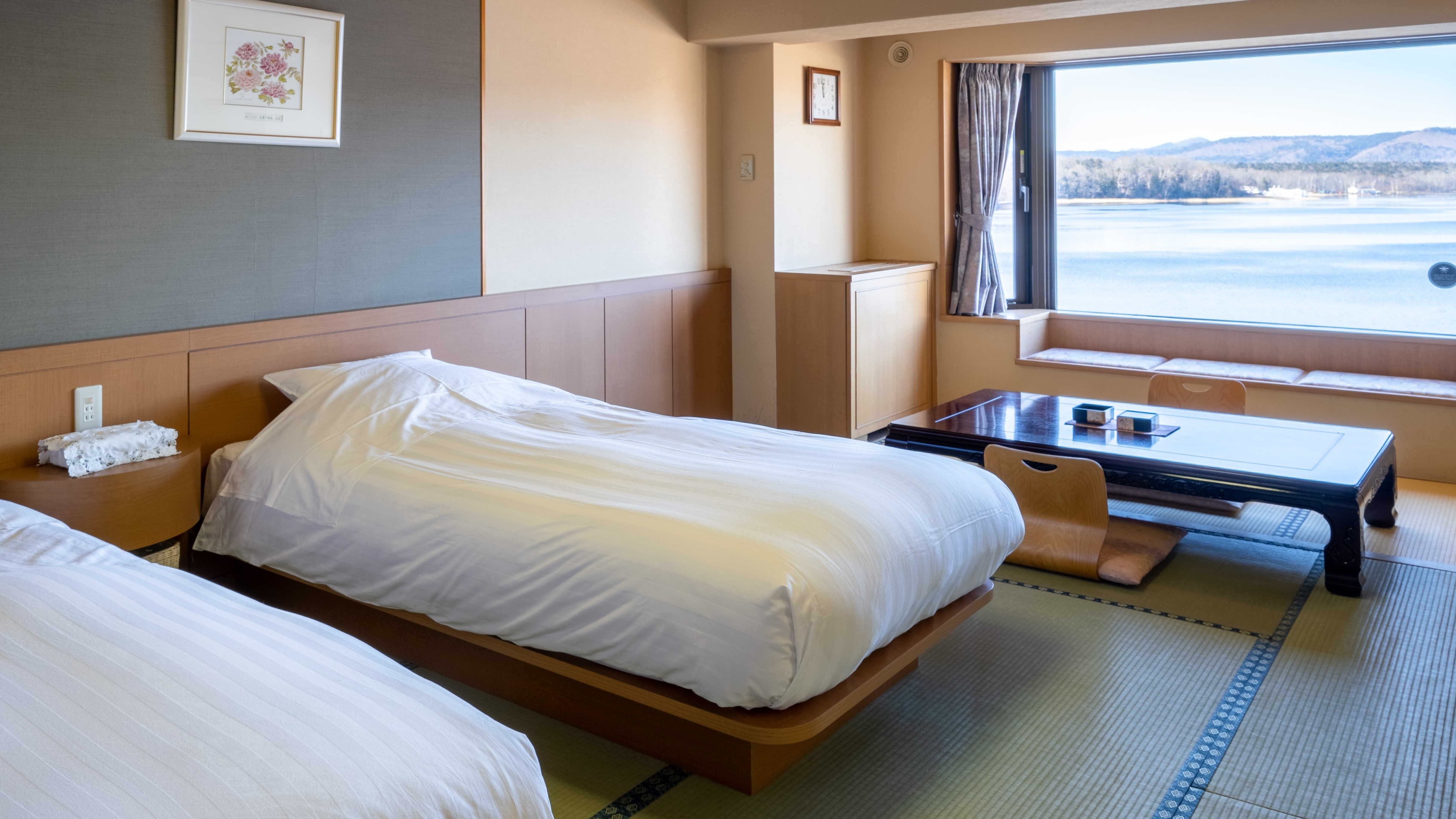[湖边] 日式双床房/日式房，有一张床，可以俯瞰湖面，给人一种开阔的感觉。