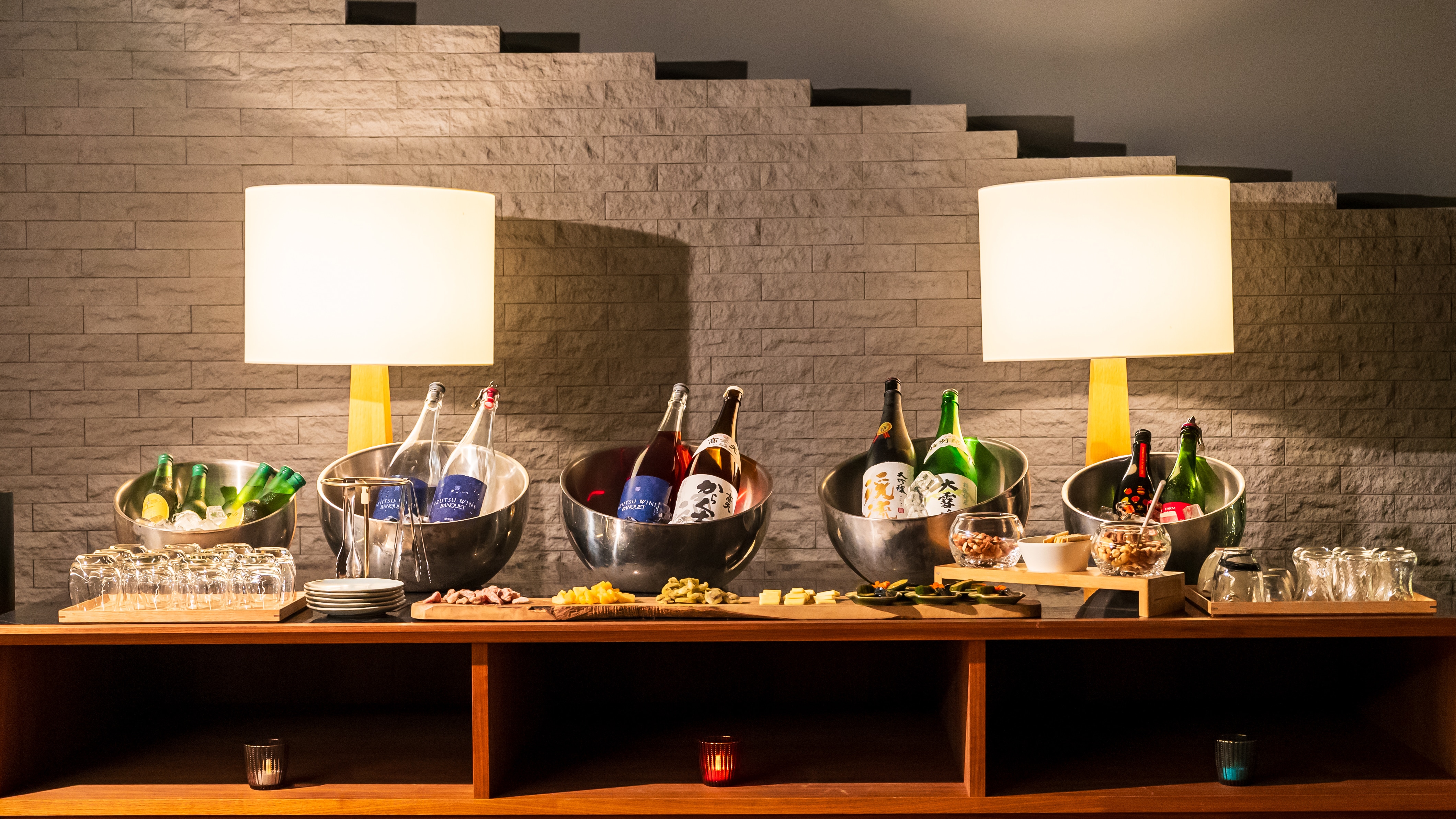 You can enjoy Shinshu sake, original sangria, and classic cocktails (bar time).