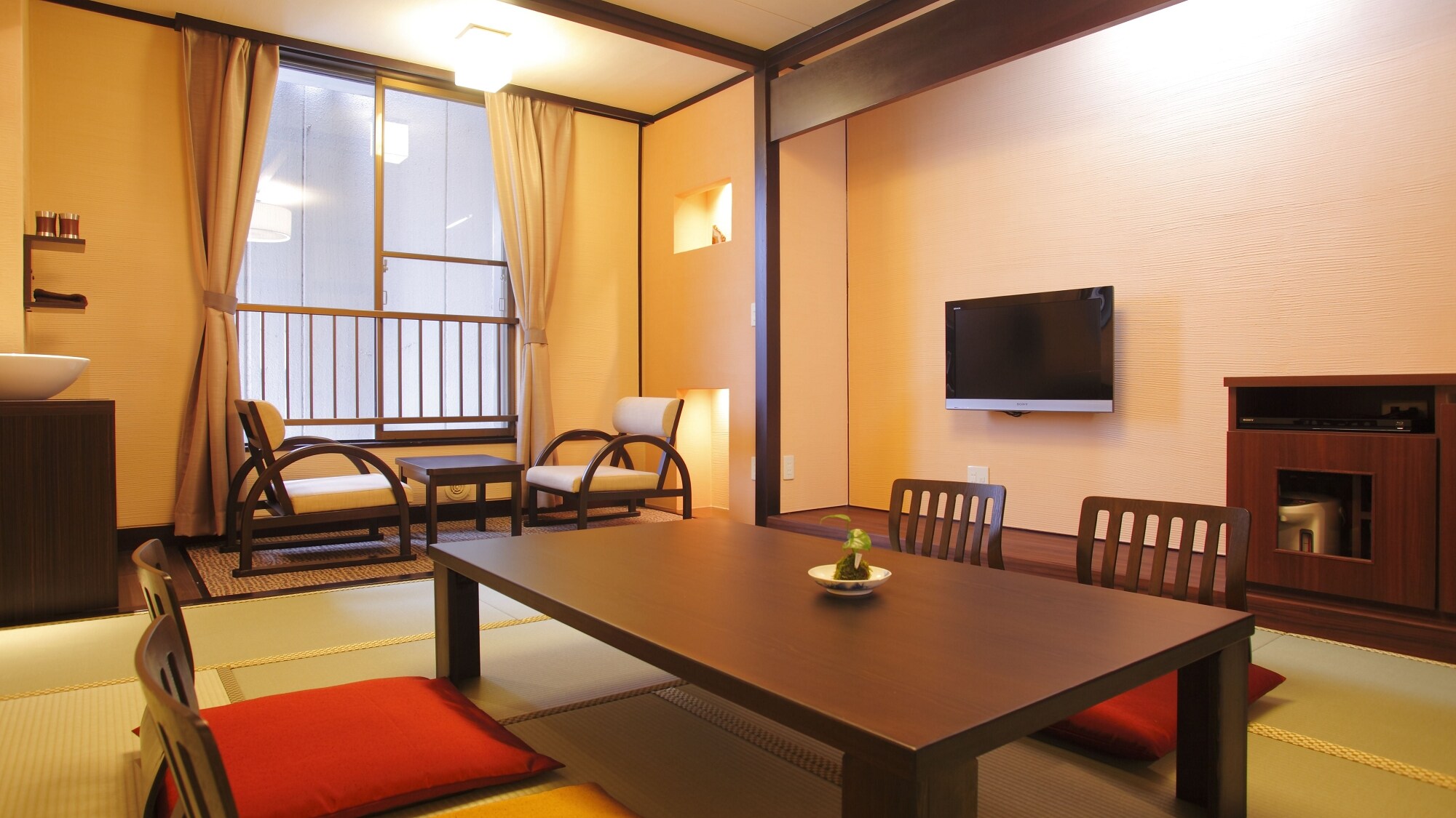 [Aoi-tei ◇ Japanese-style room 10 tatami mats] No view of the mountain side. Enjoy Suwa at a reasonable price.