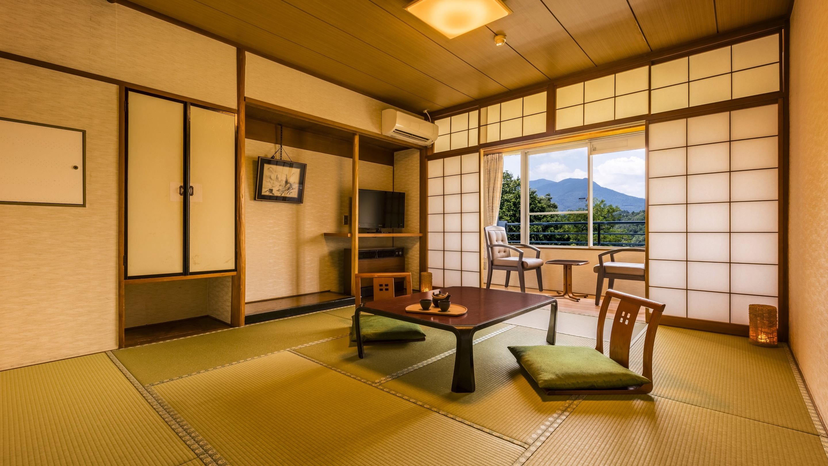 Standard Japanese-style room *An example of a guest room
