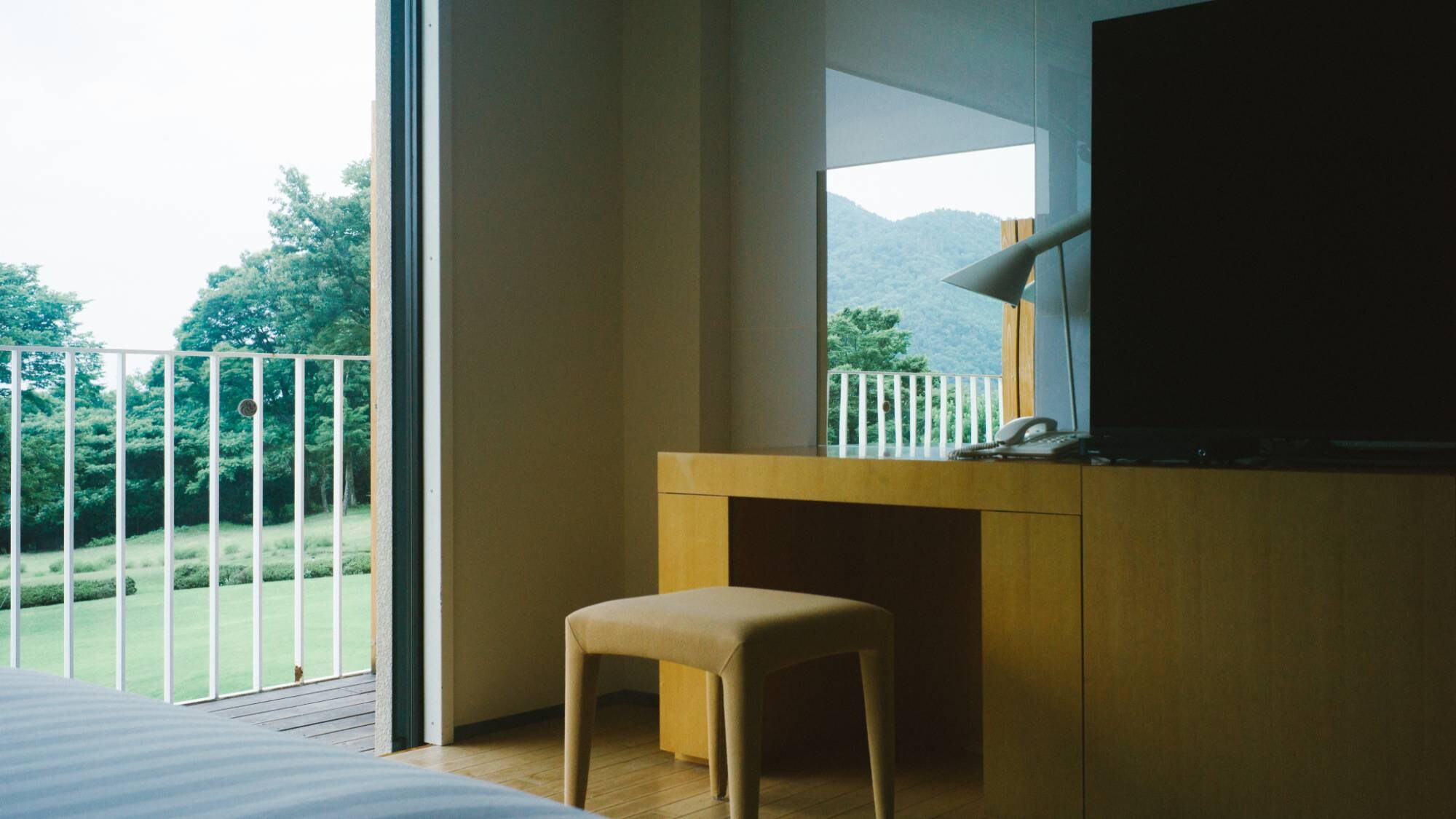 Lake View Twin Room with Desk