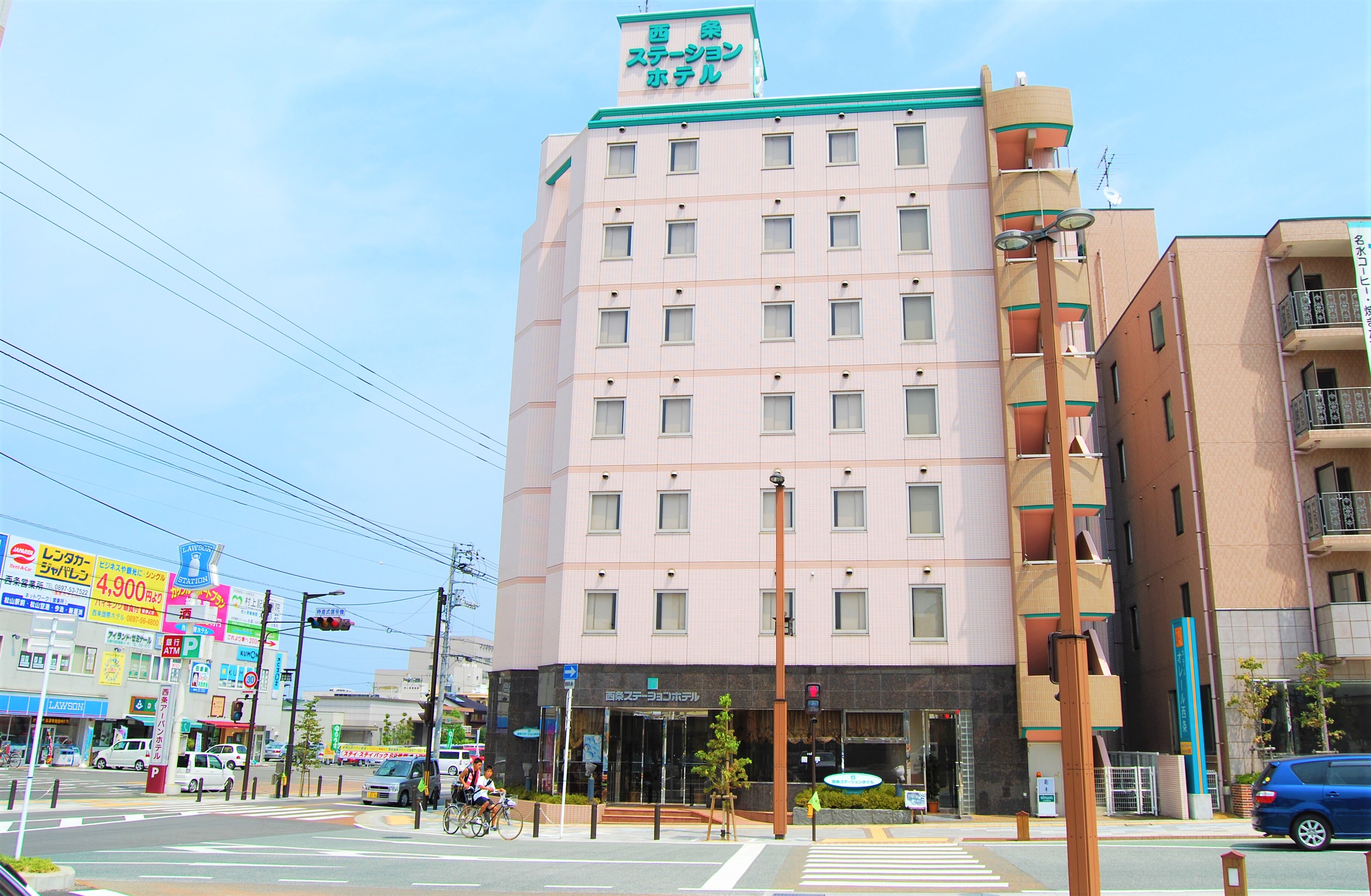 ■位於JR伊予西條站環形交叉路口內。隔壁有一家便利商店。