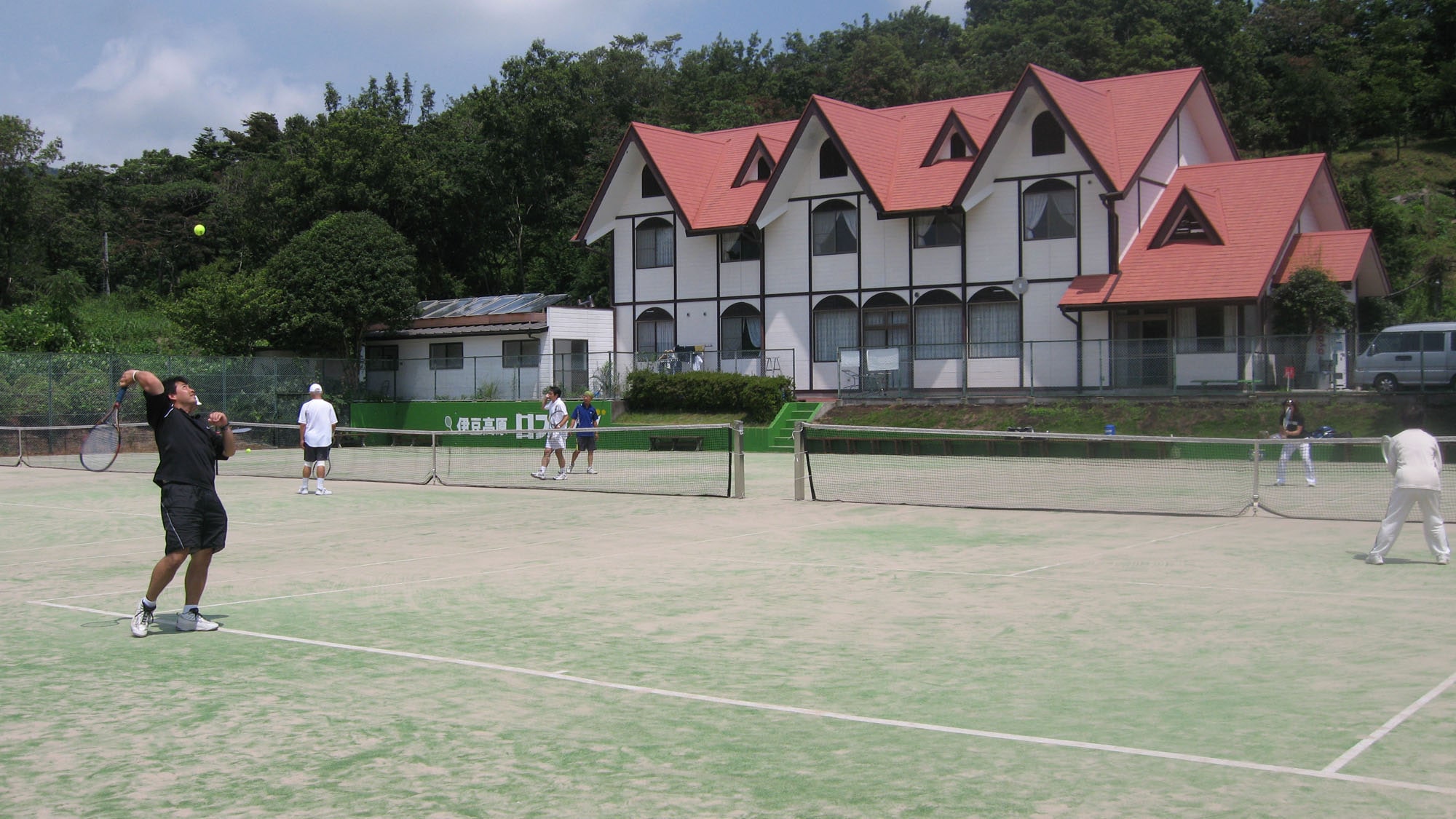 Sân tennis: Hãy vận động dưới bầu trời xanh! *