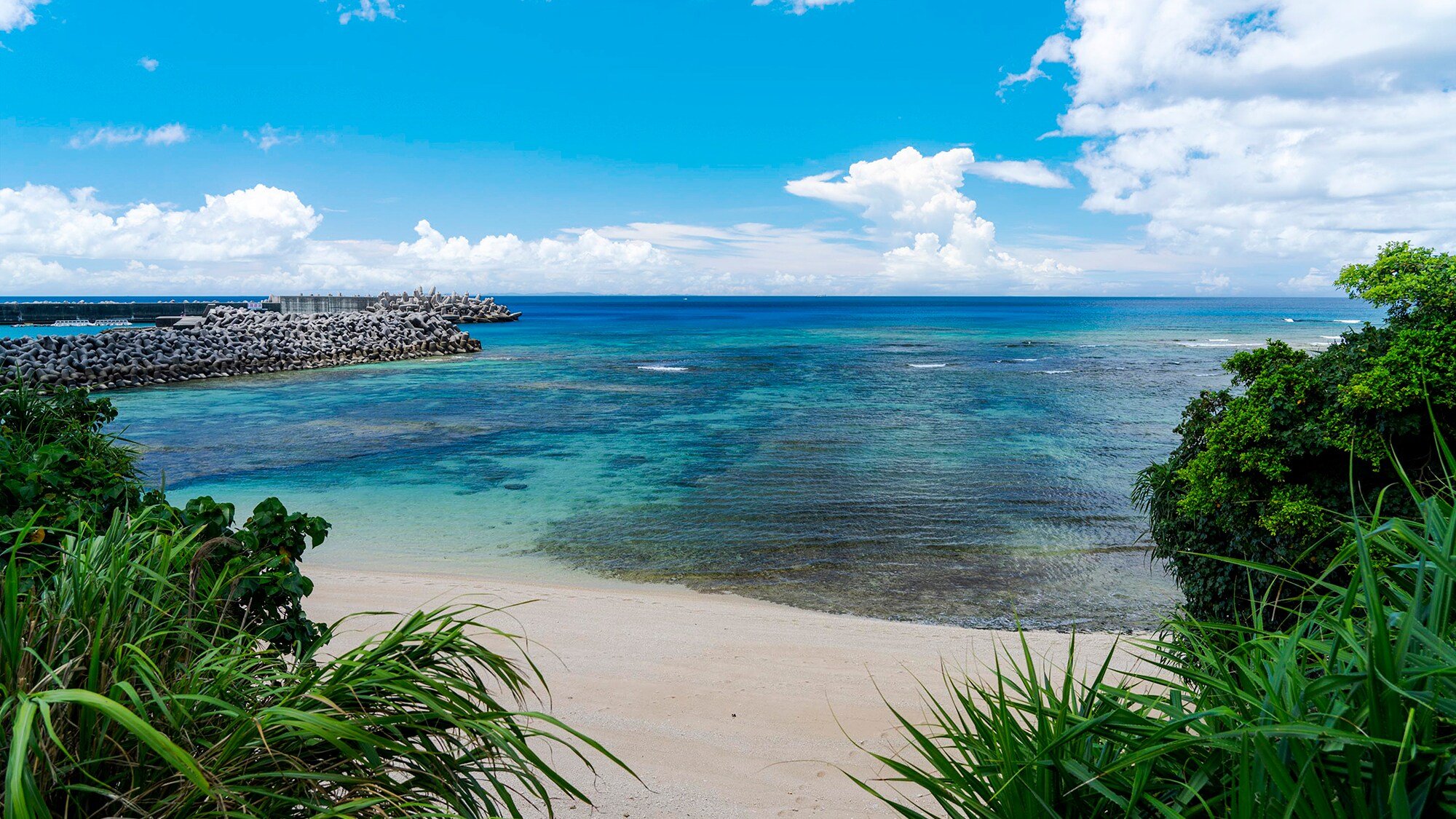 Ada juga pantai alami yang terhubung langsung dengan hotel.