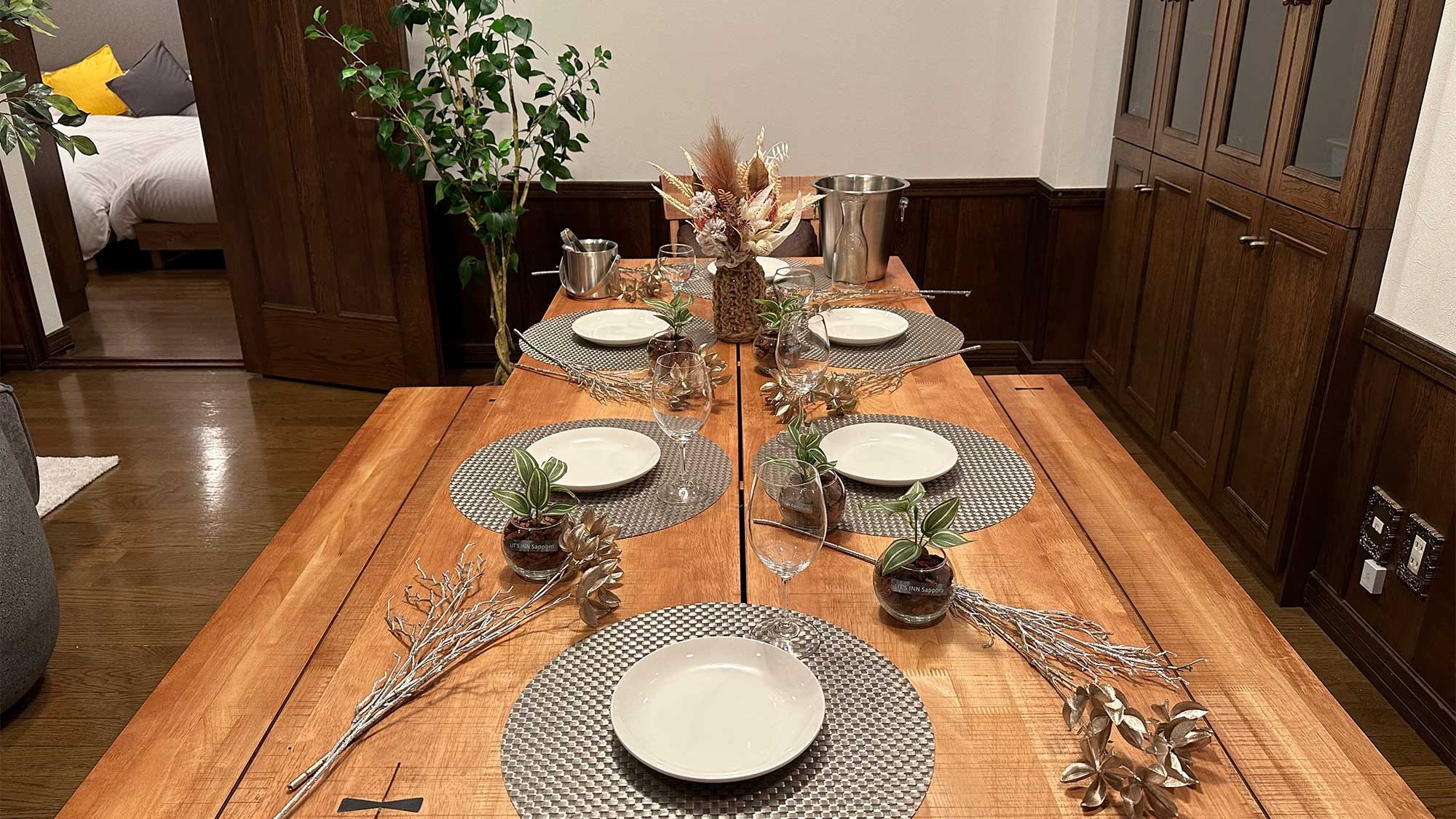 ・You can enjoy meals together at the large dining table.