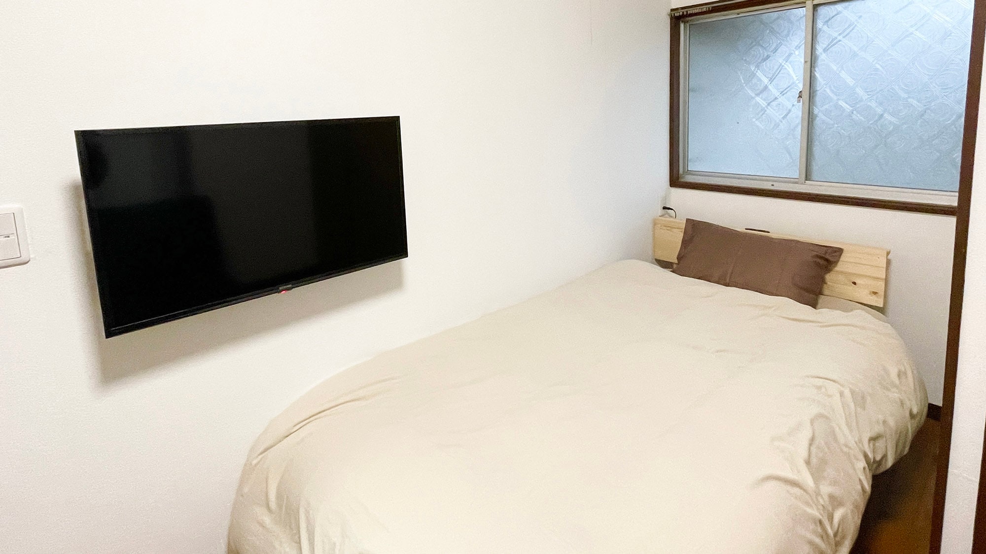 ・[101・Bedroom] There is a TV next to the bed. You can lounge on the bed and watch TV.