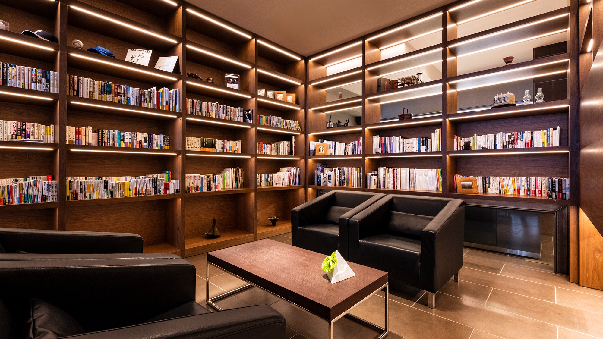 [Noguchi Bunko] We have a wide selection of books, including mystery novels set in Hokkaido.