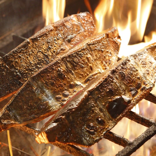 The bonito tataki baked with the special straw is excellent!