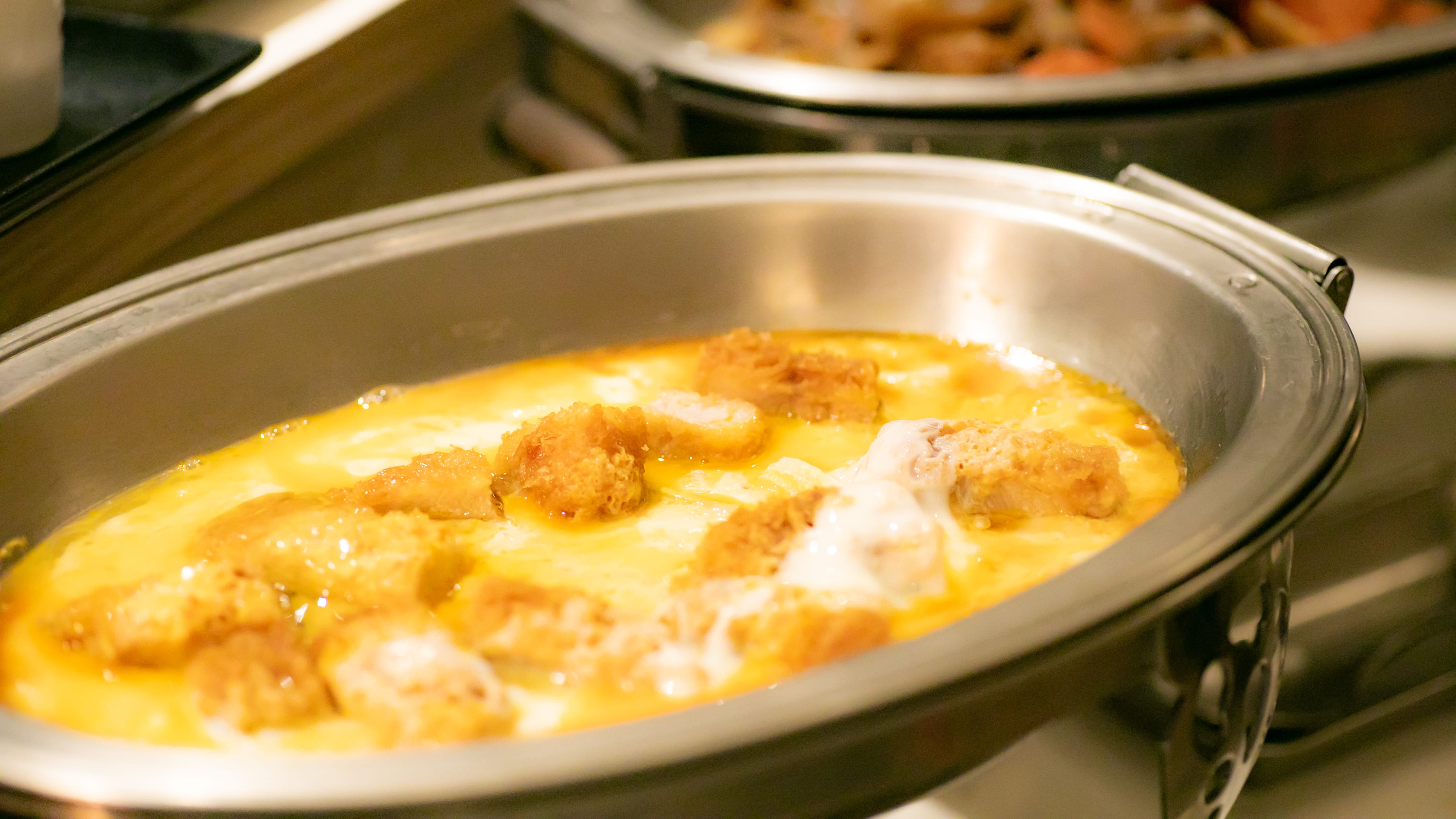 【朝食イメージ】あたたかいご飯にかつ煮をのせてカツ丼アレンジも楽しめます！